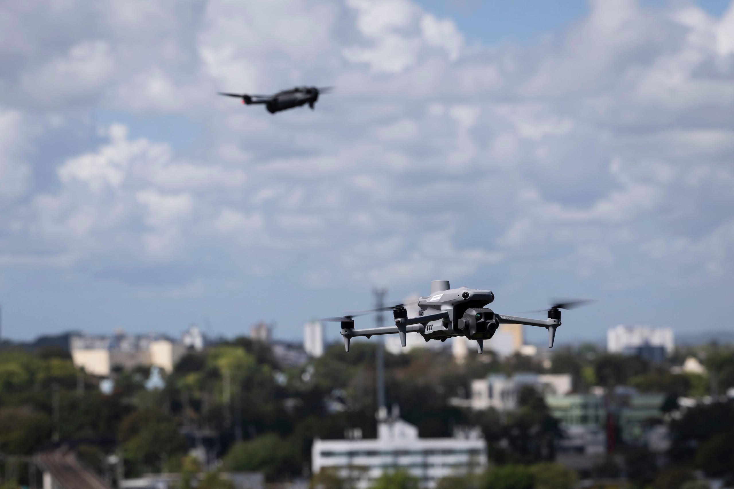 Cada nave puede volar a una distancia de 15 millas del operador y captar unas 15 millas adicionales con su poderoso lente amplificador.