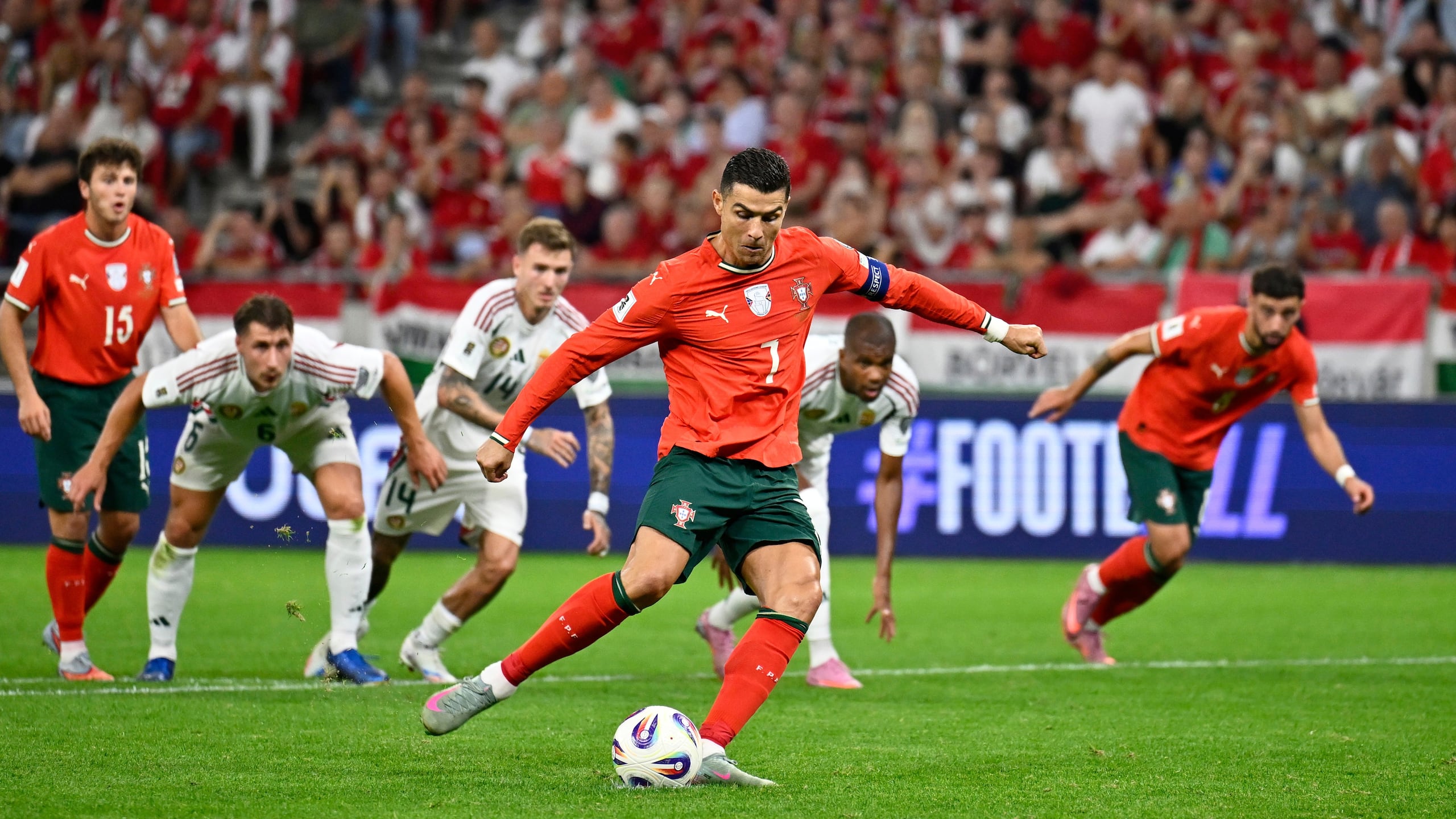 ARCHIVO - Cristiano Ronaldo, de Portugal, anota desde el punto penal durante un partido de fútbol clasificatorio para la Copa del Mundo.
