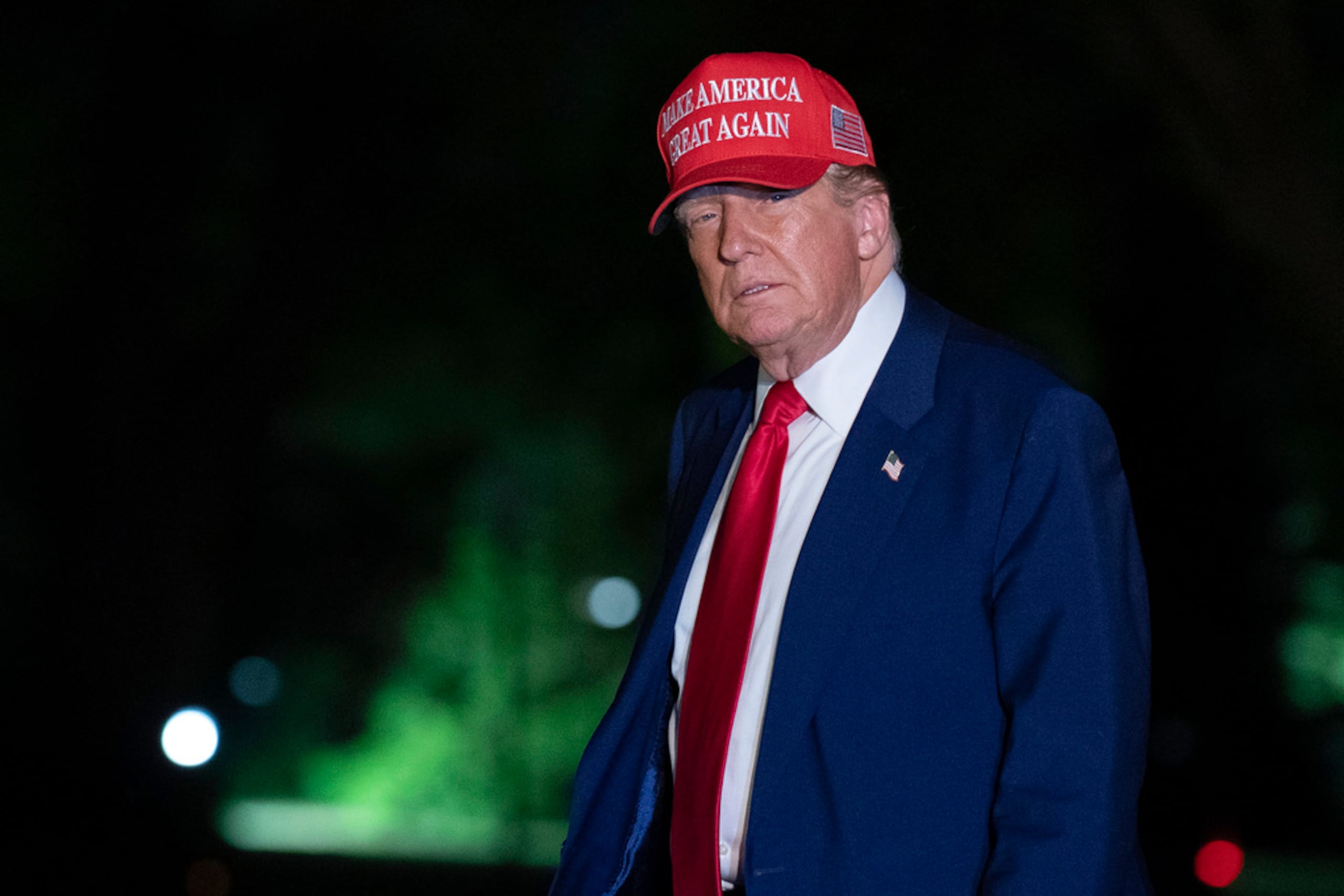 El presidente Donald Trump hace un gesto a los periodistas mientras camina por el Jardín Sur de la Casa Blanca, en Washington, el martes 29 de abril de 2025.