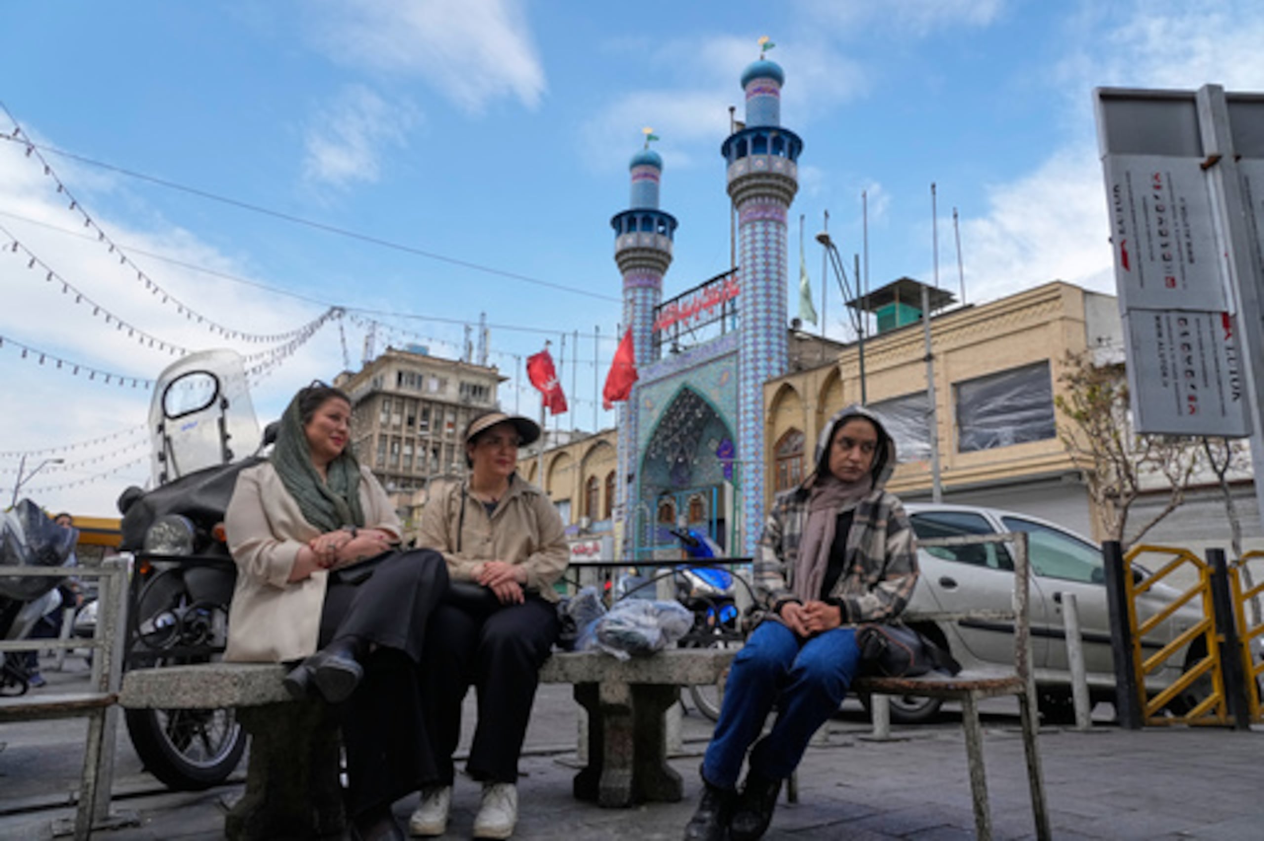 ARCHIVO - Mujeres sentadas frente a una mezquita en los alrededores del tradicional gran bazar de Teherán, Irán, 29 de marzo de 2026. (AP Photo/Vahid Salemi, Archivo)