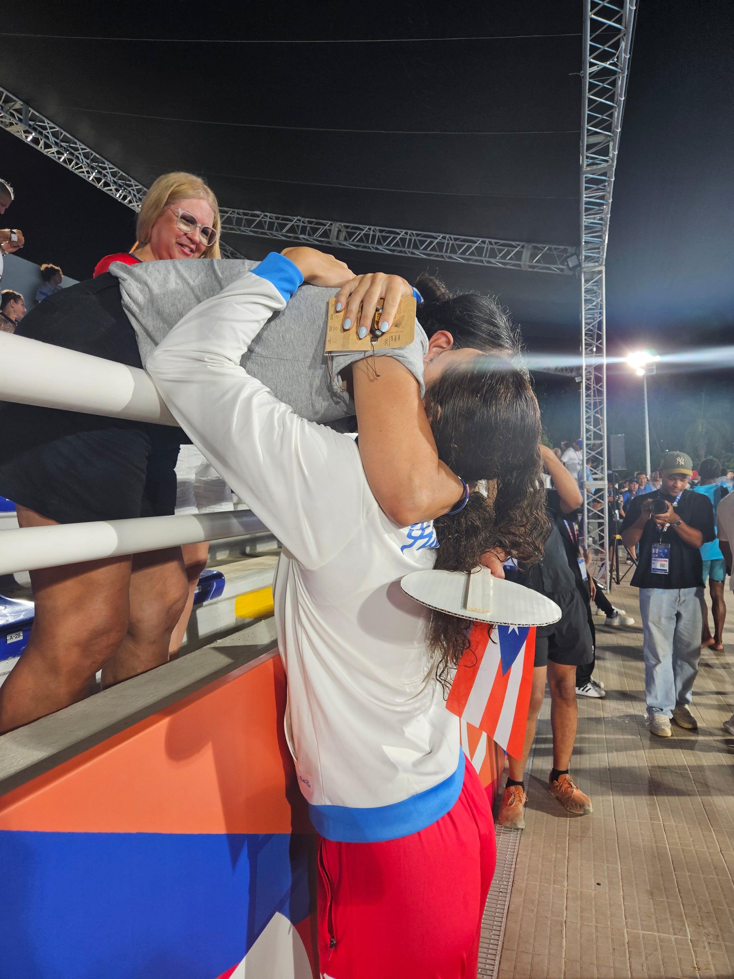 Kristen Romano y su mamá, Brenda, se funden en un abrazo.