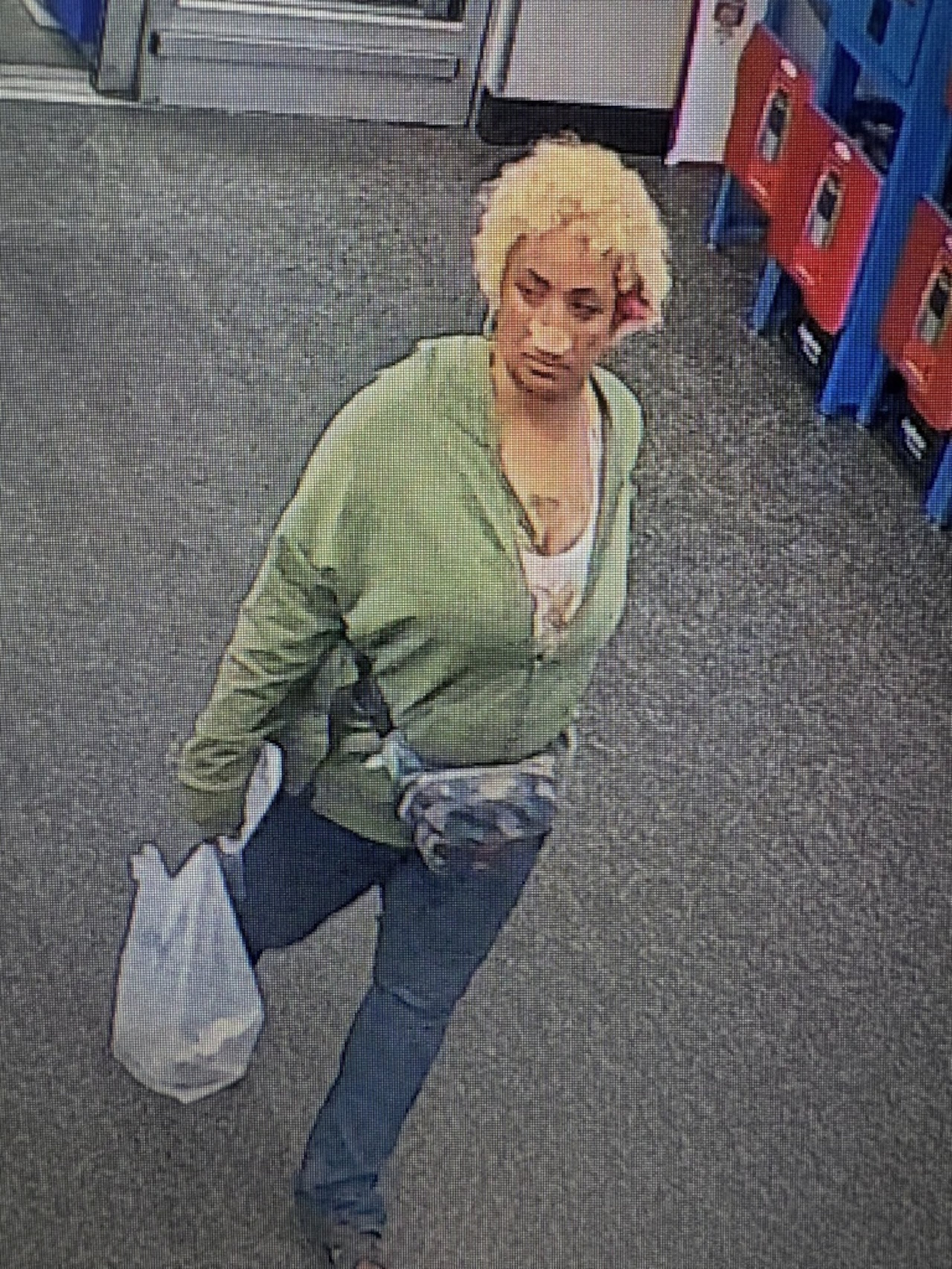 Esta foto sin fecha, tomada de imágenes de vigilancia y proporcionada por el Departamento de Policía de Biloxi, muestra a Camille Benson caminando dentro de una tienda Walmart en Biloxi, Mississippi, donde presuntamente introdujo hojas de afeitar en panes de pan.
