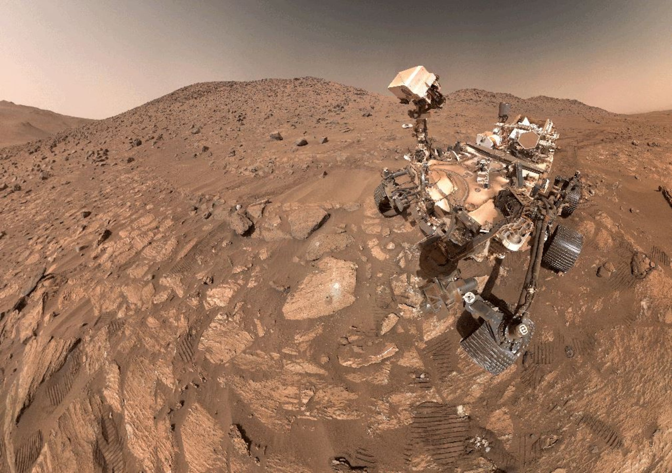 El rover Perseverance de la NASA tomó este autorretrato en el cráter Jezero de Marte, donde ha encontrado unas piedras que que podrían indicar que, hace miles de millones de años, unas reacciones químicas podrían haber sustentado vida microbiana. Crédito: NASA/JLP-Caltech/MSSS