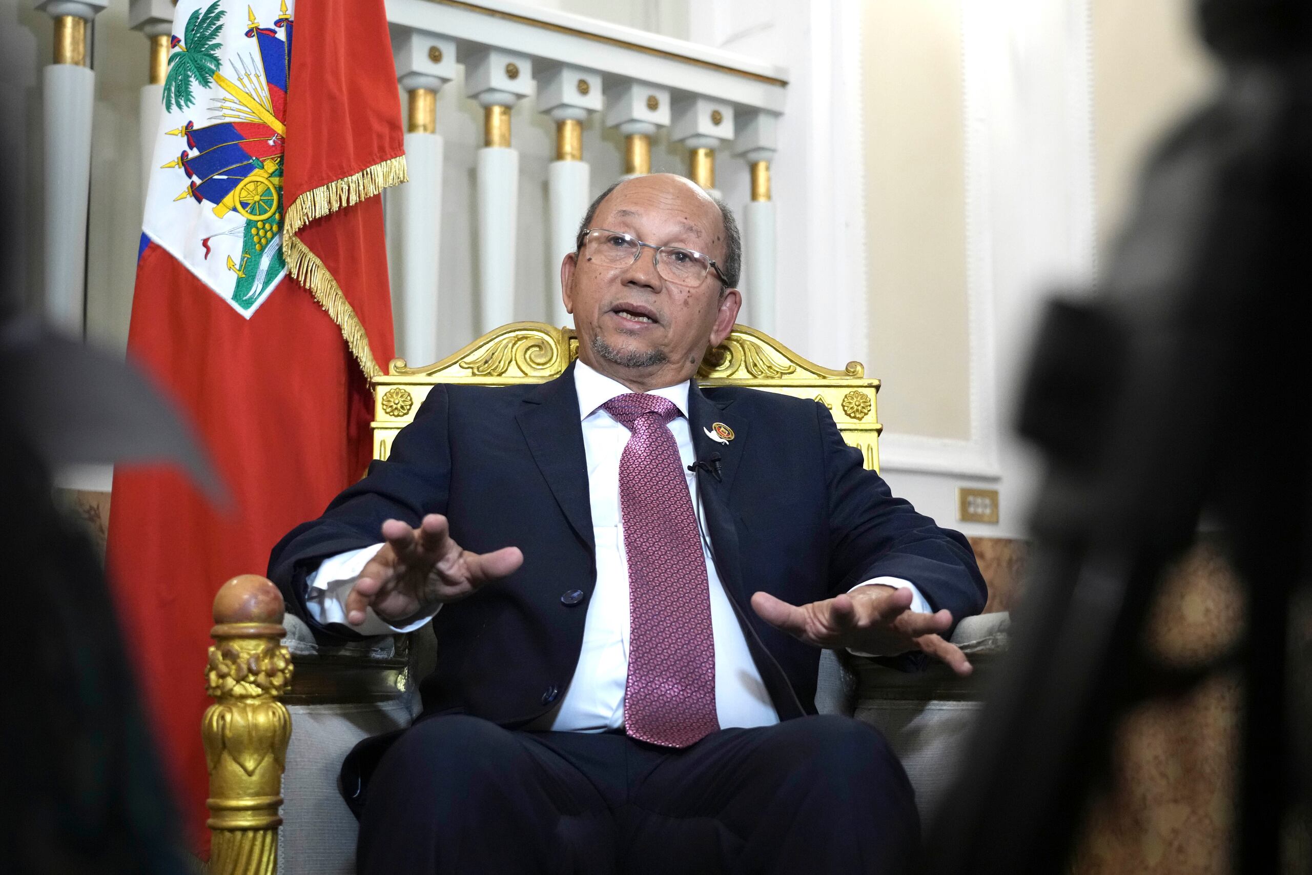 Voltaire está convencido de que si se incrementa la fuerza policial multinacional de Haití con varios miles de agentes más, podrán celebrarse las elecciones este año.