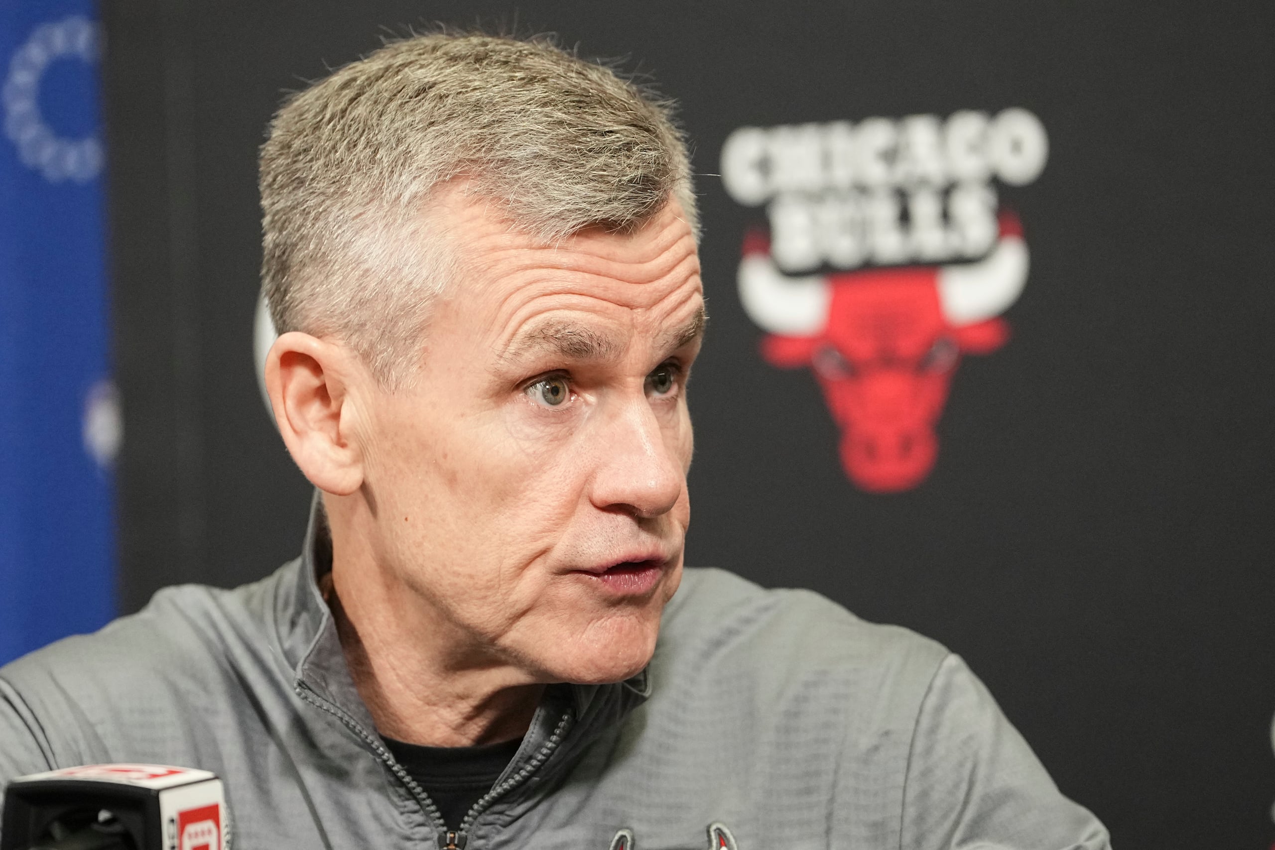 Billy Donovan, entrenador de los Bulls de Chicago, habla con la prensa previo al partido de baloncesto de la NBA frente a los 76ers de Filadelfia, el 13 de abril de 2025, en Filadelfia.