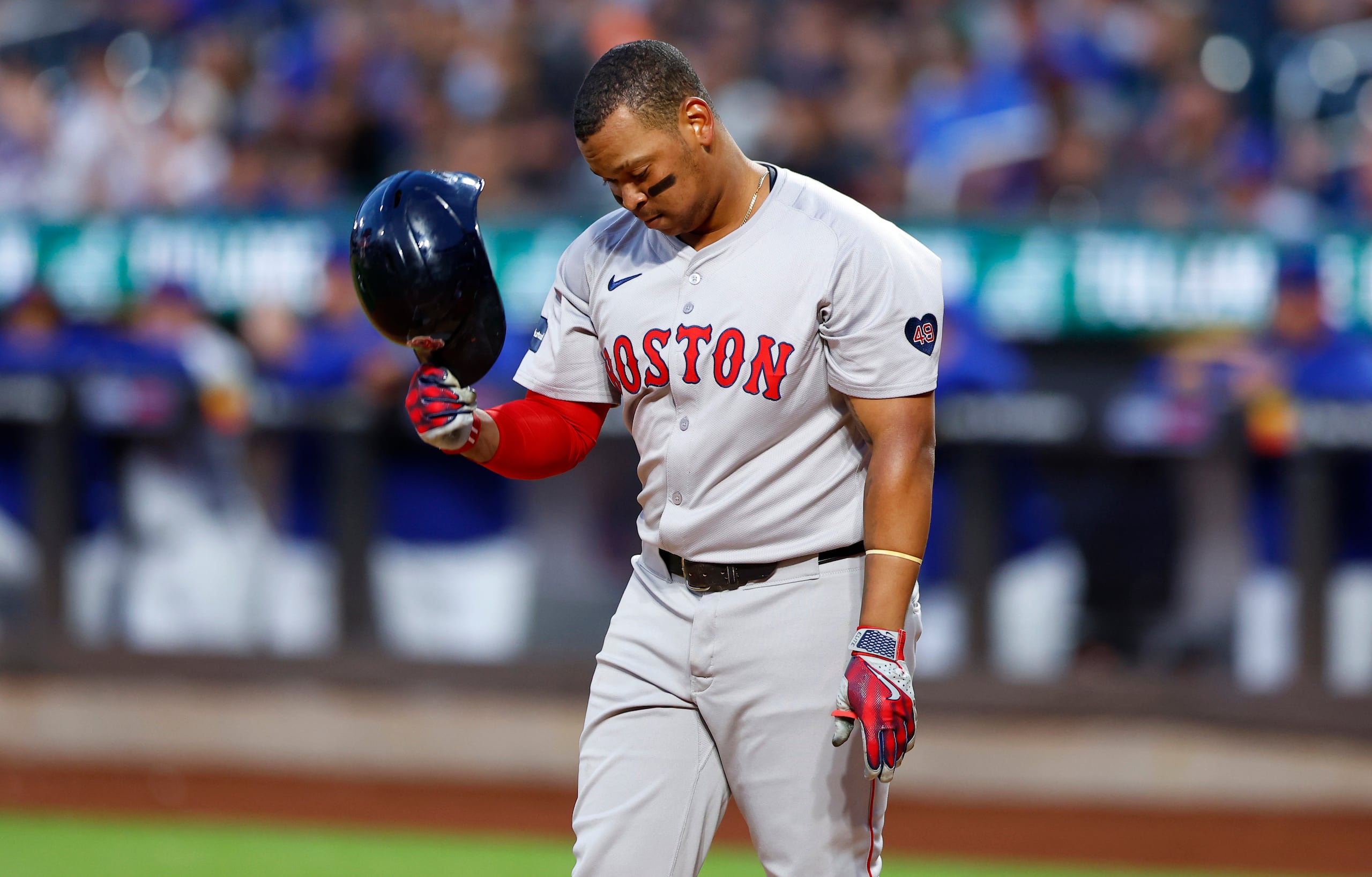Rafael Devers, de los Red Sox de Boston, reacciona después de un ponche en contra de los Mets de Nueva York.