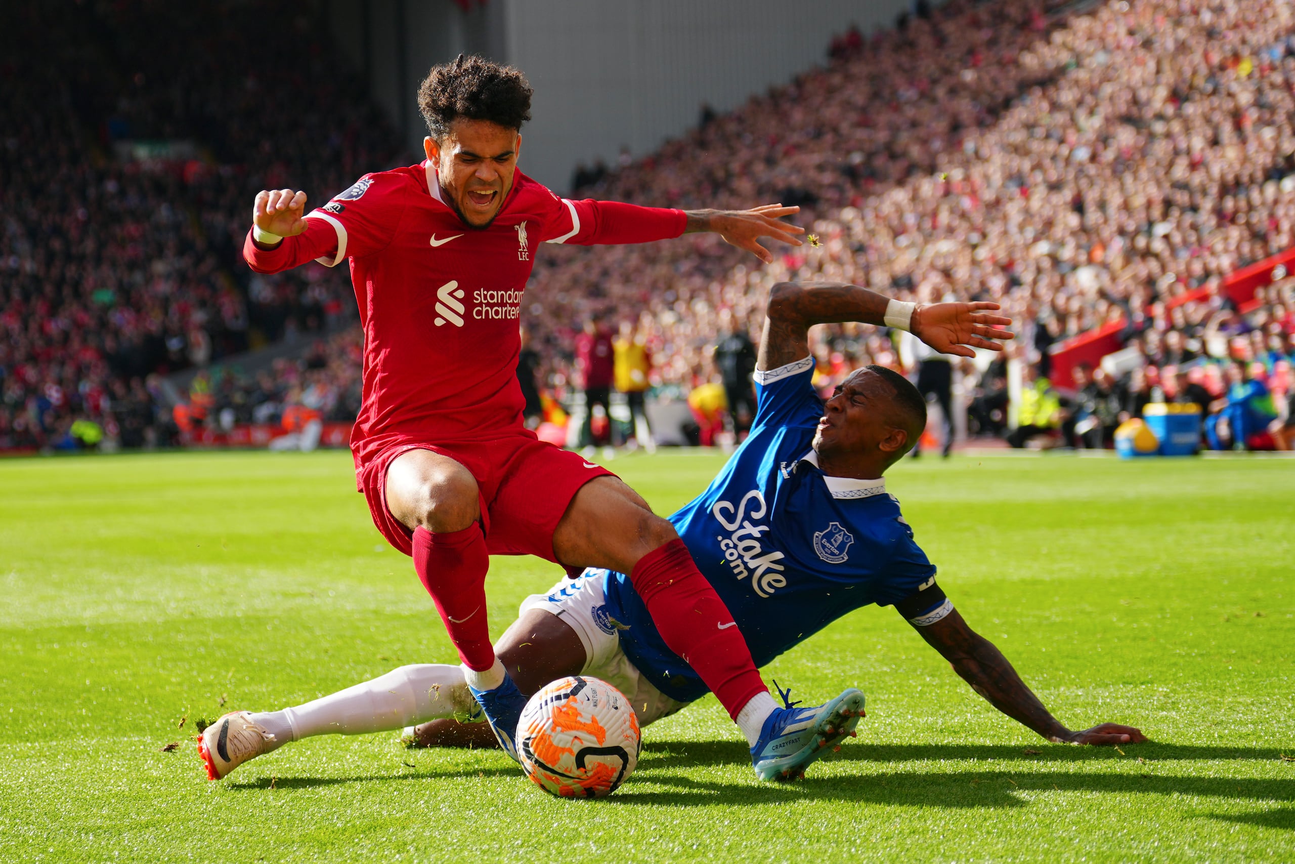 El colombiano Luis Díaz, de Liverpool, se lleva un balón frente a Ashley Young, del Everton, en el partid de la Liga Premier disputado el sábado 21 de octubre de 2023 (AP Foto/Jon Super)