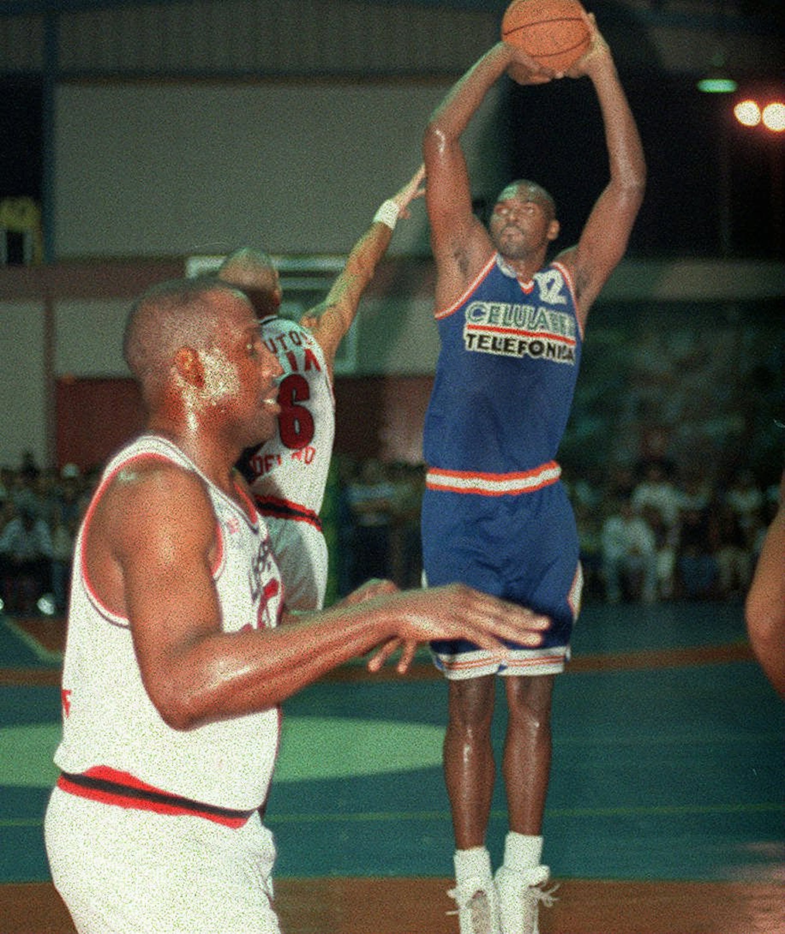Soterio Ramírez, como jugador del equipo de Aguas Buenas, se levanta para un intento al canasto durante un juego contra Hatillo, en el año 1996.