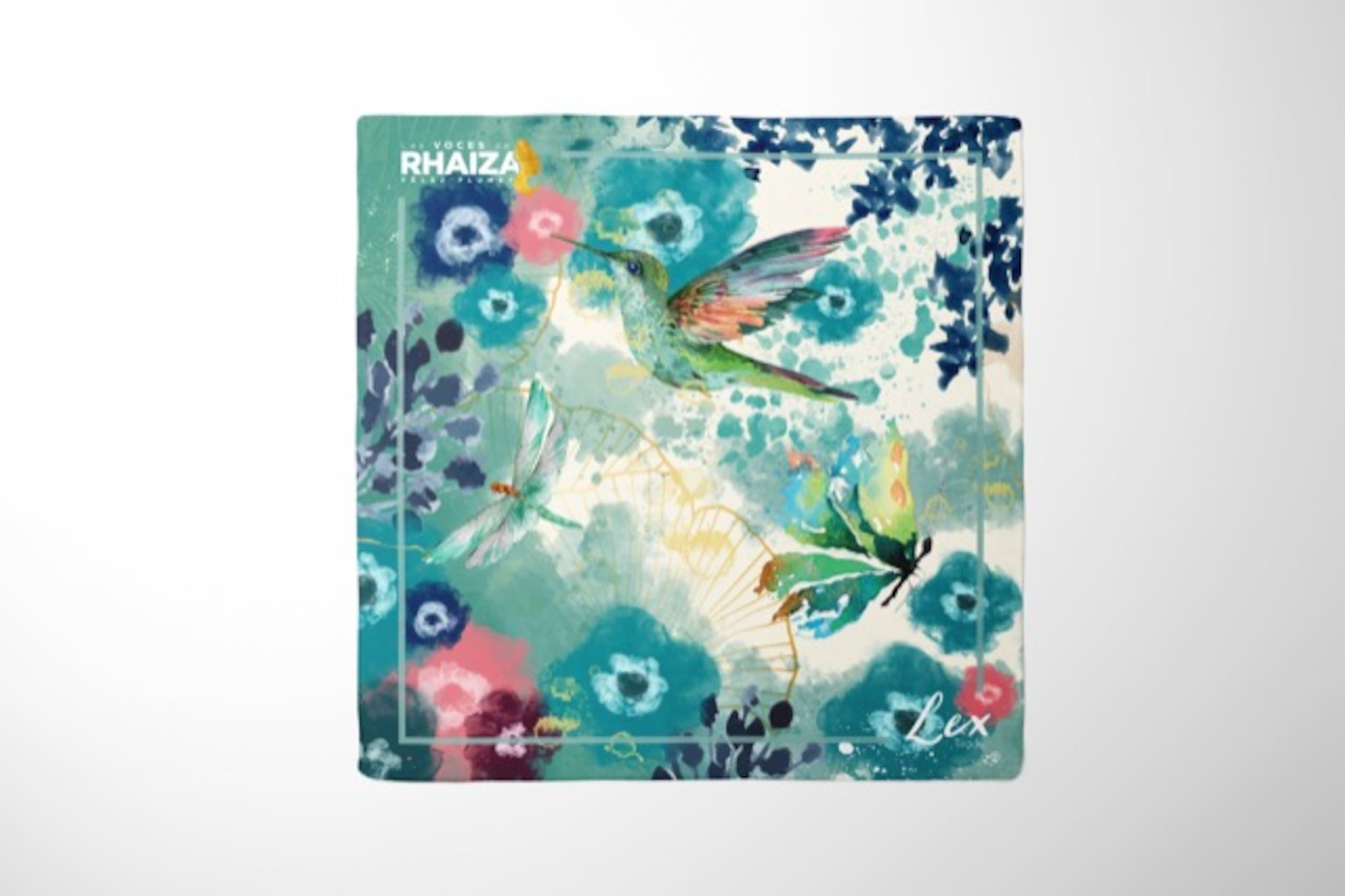 El artista Lex Tirado creó una serie de ilustraciones bajo el nombre Las Meninas de Rhaiza, y el pañuelo Jardín Teal, inspirado en las flores y elementos de la naturaleza.
