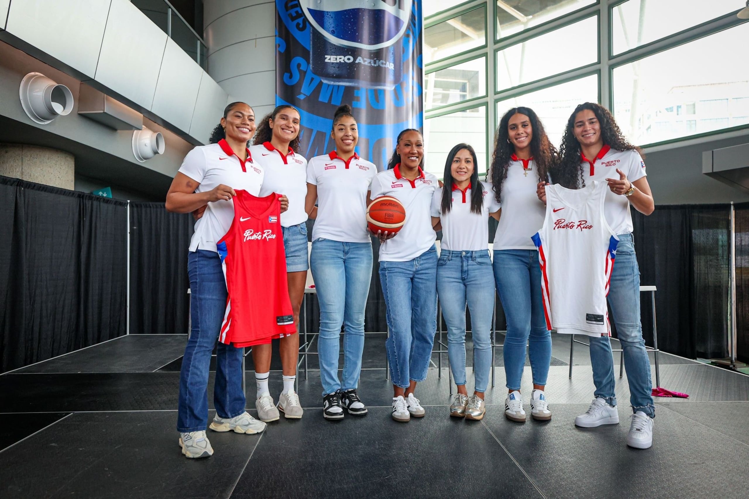 De izquierda a derecha, las jugadoras Brianna Jones, Sofía Roma, Denise Solís, Jacqueline Benítez, Pamela Rosado, India Pagán y Tayra Meléndez.