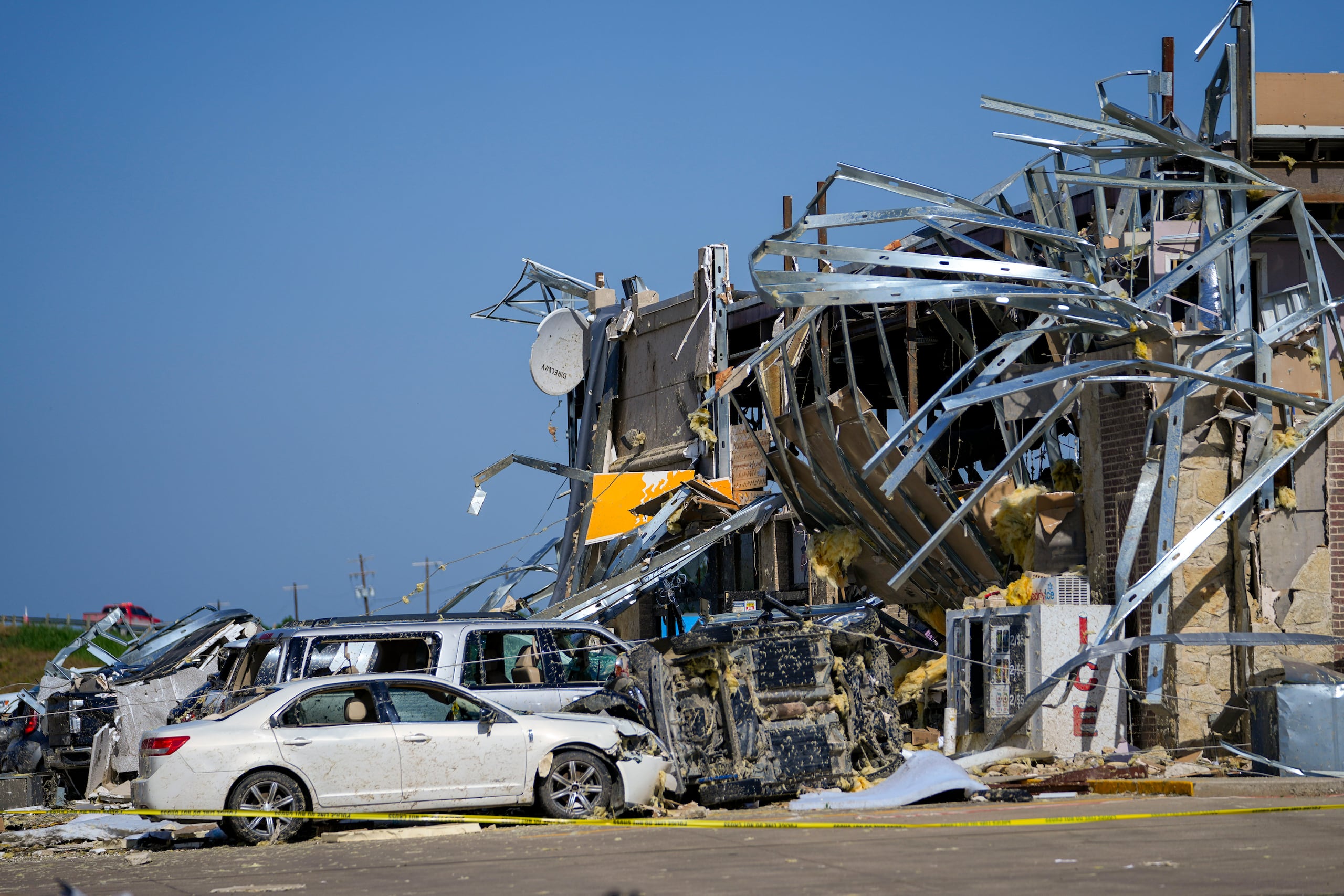 Fuertes tormentas causaron la muerte de al menos 11 personas, entre ellas dos niños, y dejaron un amplio rastro de destrucción el domingo en Texas, Oklahoma y Arkansas, tras arrasar viviendas y destruir una parada de camiones donde se resguardaron varias personas.