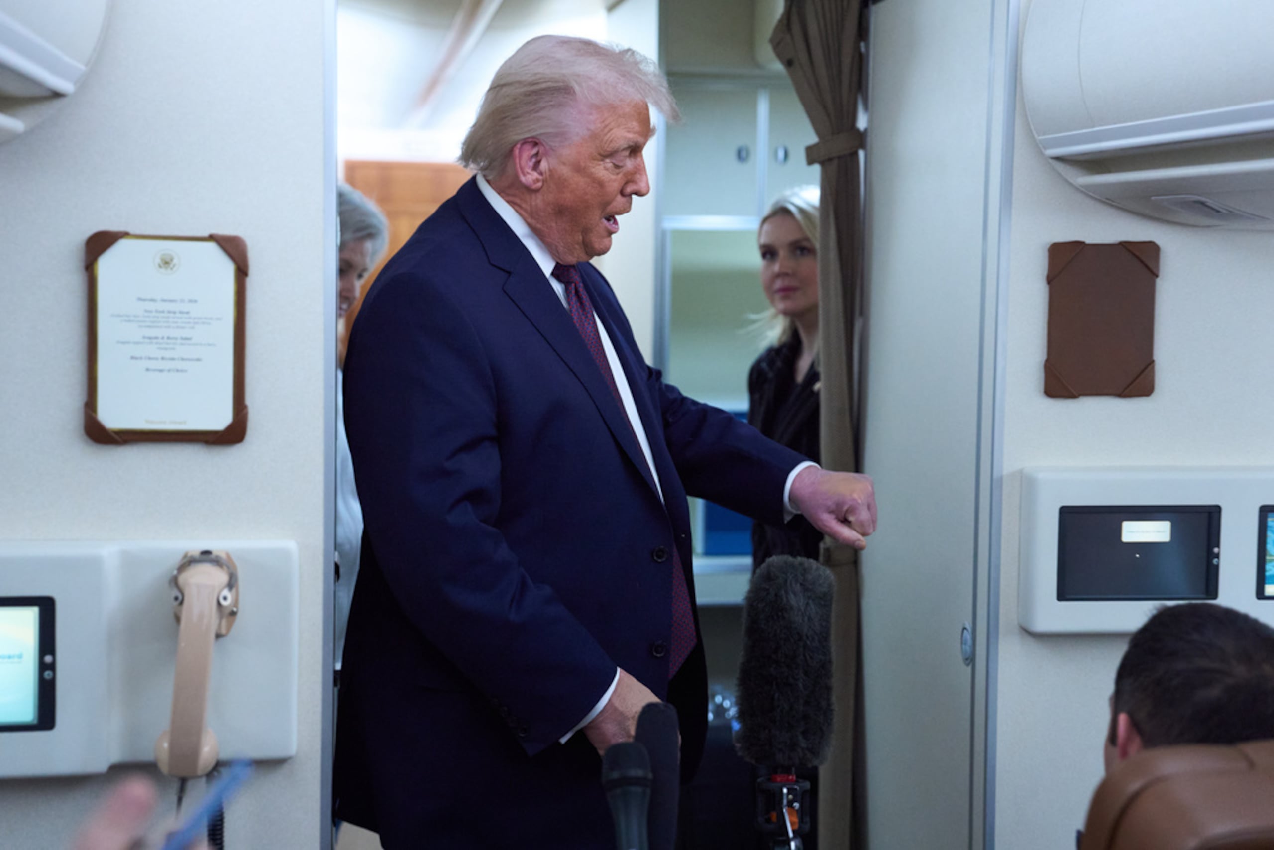 El presidente Donald Trump conversa con reporteros sobre el moretón en su mano a bordo del Air Force One tras salir del Foro Económico Mundial en Davos rumbo a Washington, el jueves 22 de enero.
