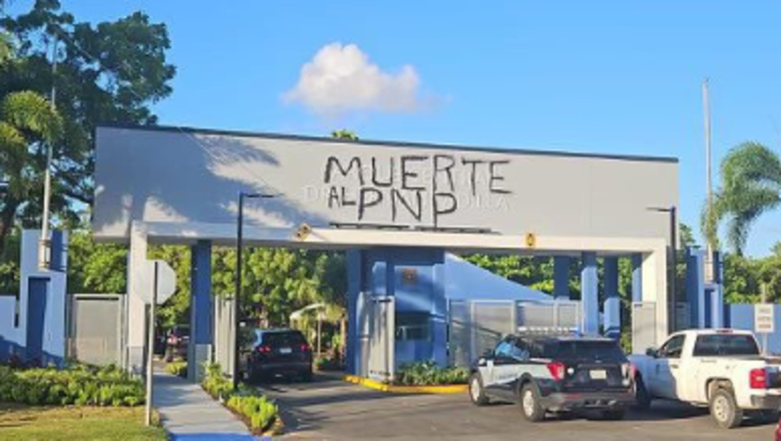 Así quedó la entrada del Parque Central tras los actos de vandalismo.