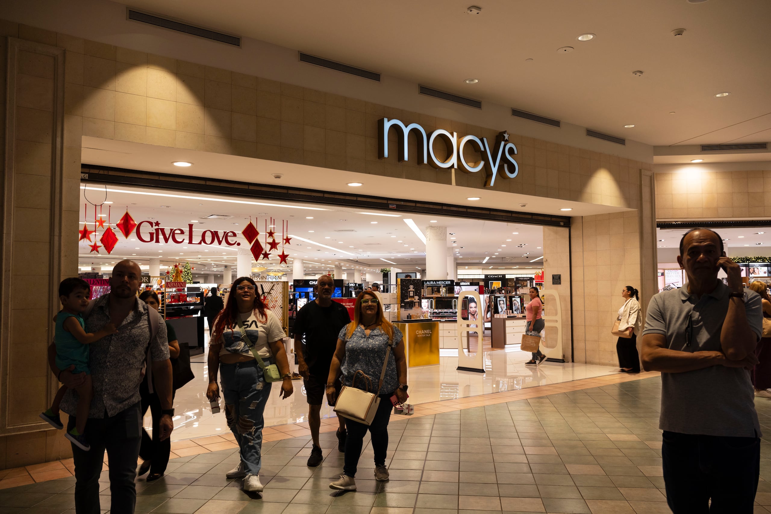 Las tiendas anclas como Macy’s, JCPenney y Sears podrían abrir con sus generadores, pero los consumidores deben comunicarse con los establecimientos para validar la operación.