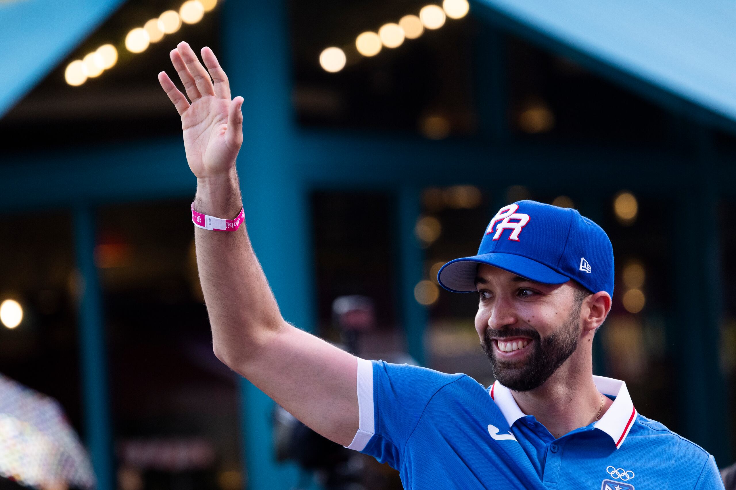 El tenimesista Daniel González saluda al público en el Distrito T-Mobile, de San Juan.