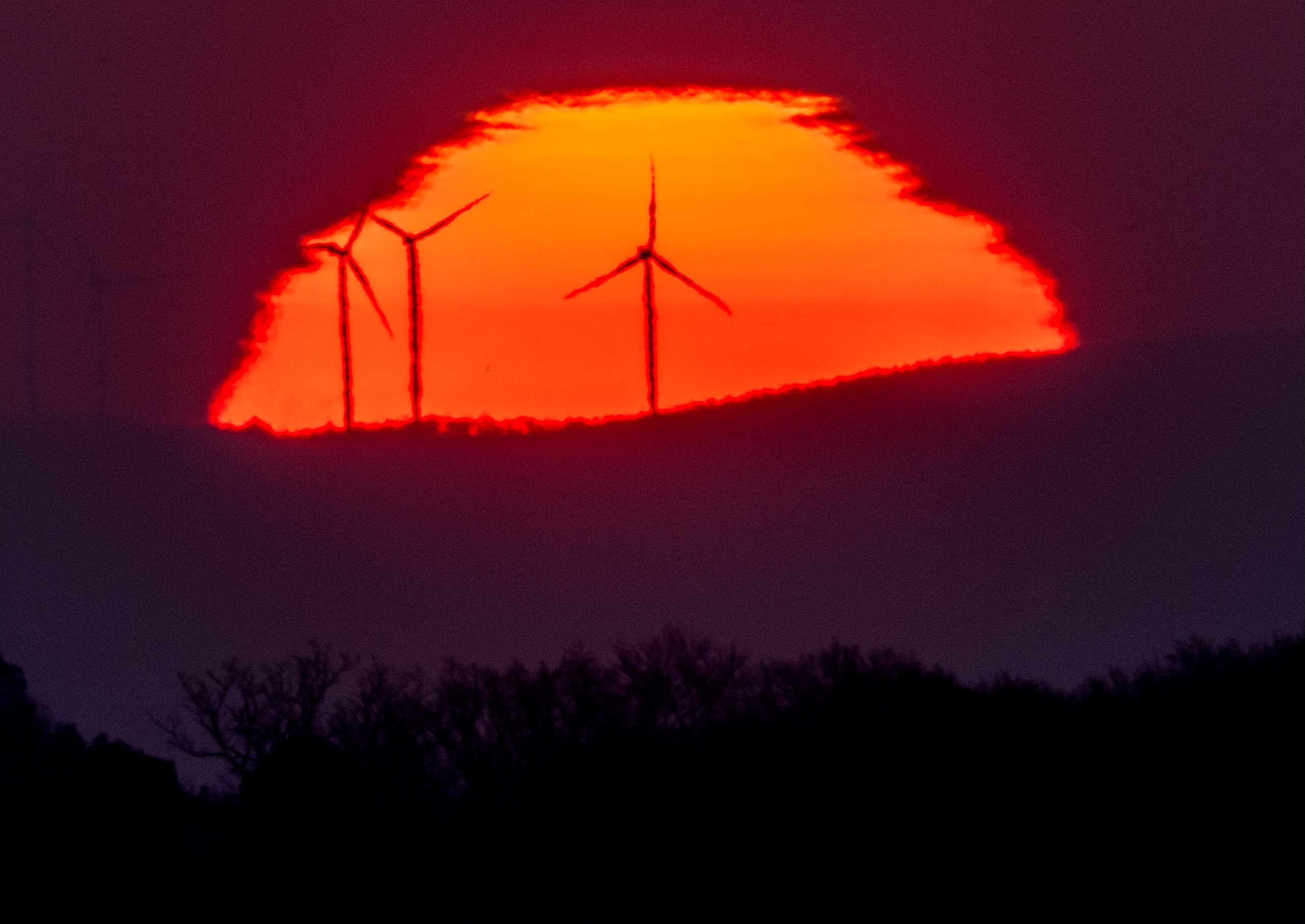 De acuerdo con la NASA, se trata de zonas de la superficie del Sol que parecen obscuras debido a que están más frías que otras partes. Estos espacios registran alrededor de 6,500 grados Fahrenheit.