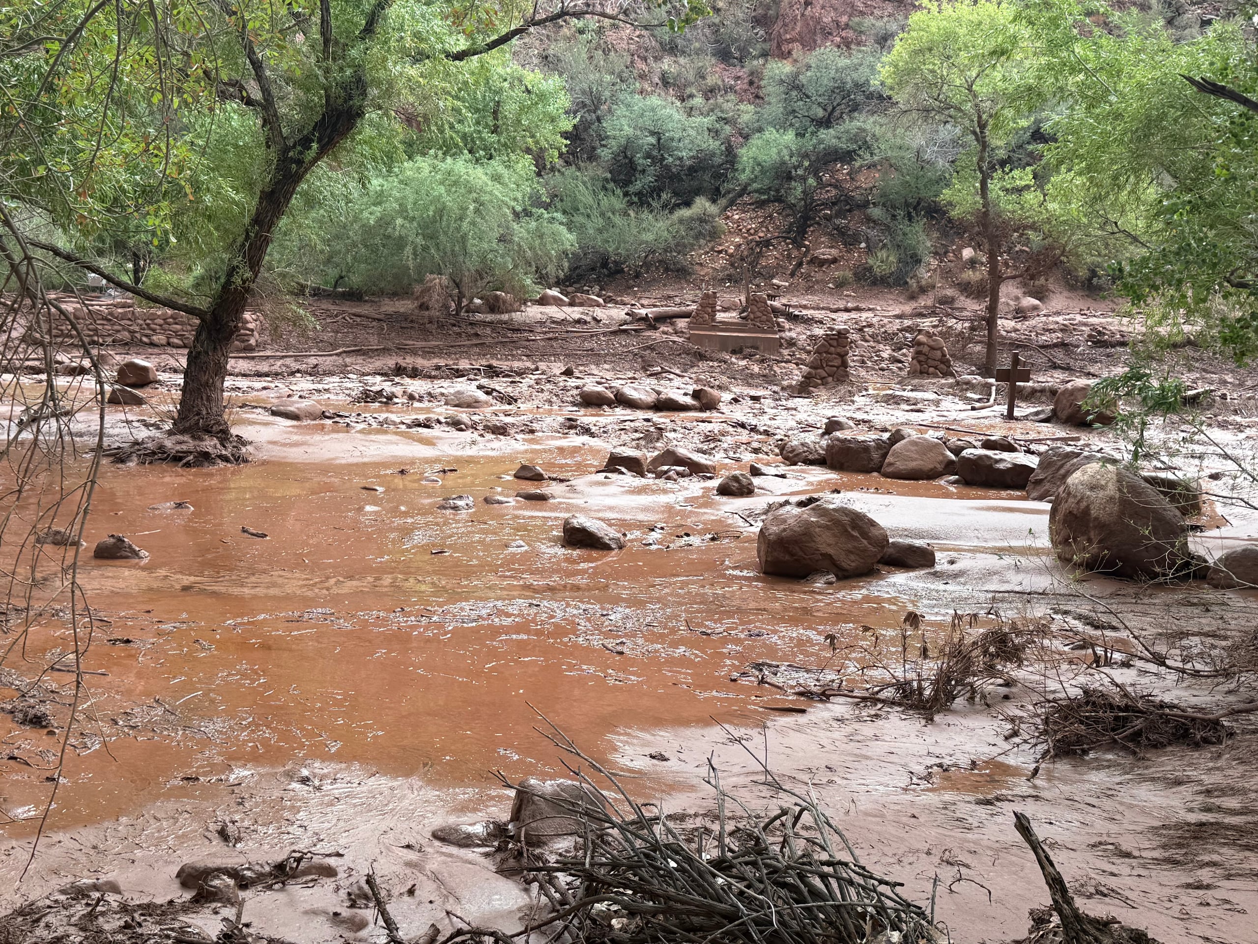 Esta fotografía, facilitada por el Servicio de Parques Nacionales, muestra los restos de los pilares de piedra de un puente a lo largo del arroyo Bright Angel, en el Gran Cañón, tras una crecida repentina el sábado 29 de agosto de 2026 que destruyó la pasarela peatonal. (James Thompson/Servicio de Parques Nacionales vía AP)