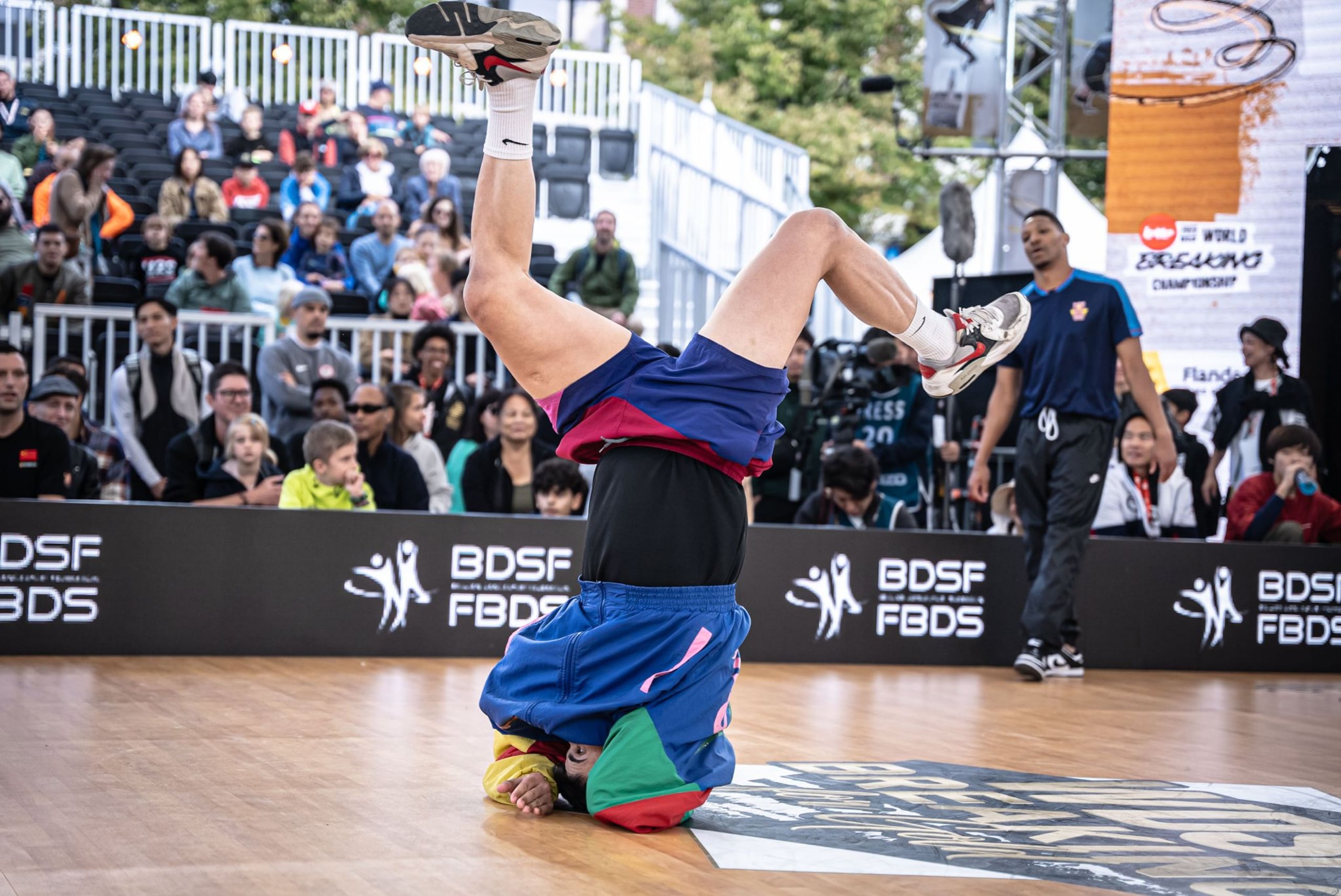 El "breaking" sobresale por movimientos tipo acrobáticos y pasos en el suelo, “power moves” y poses al ritmo de la inventiva musical de un “discjokey”.