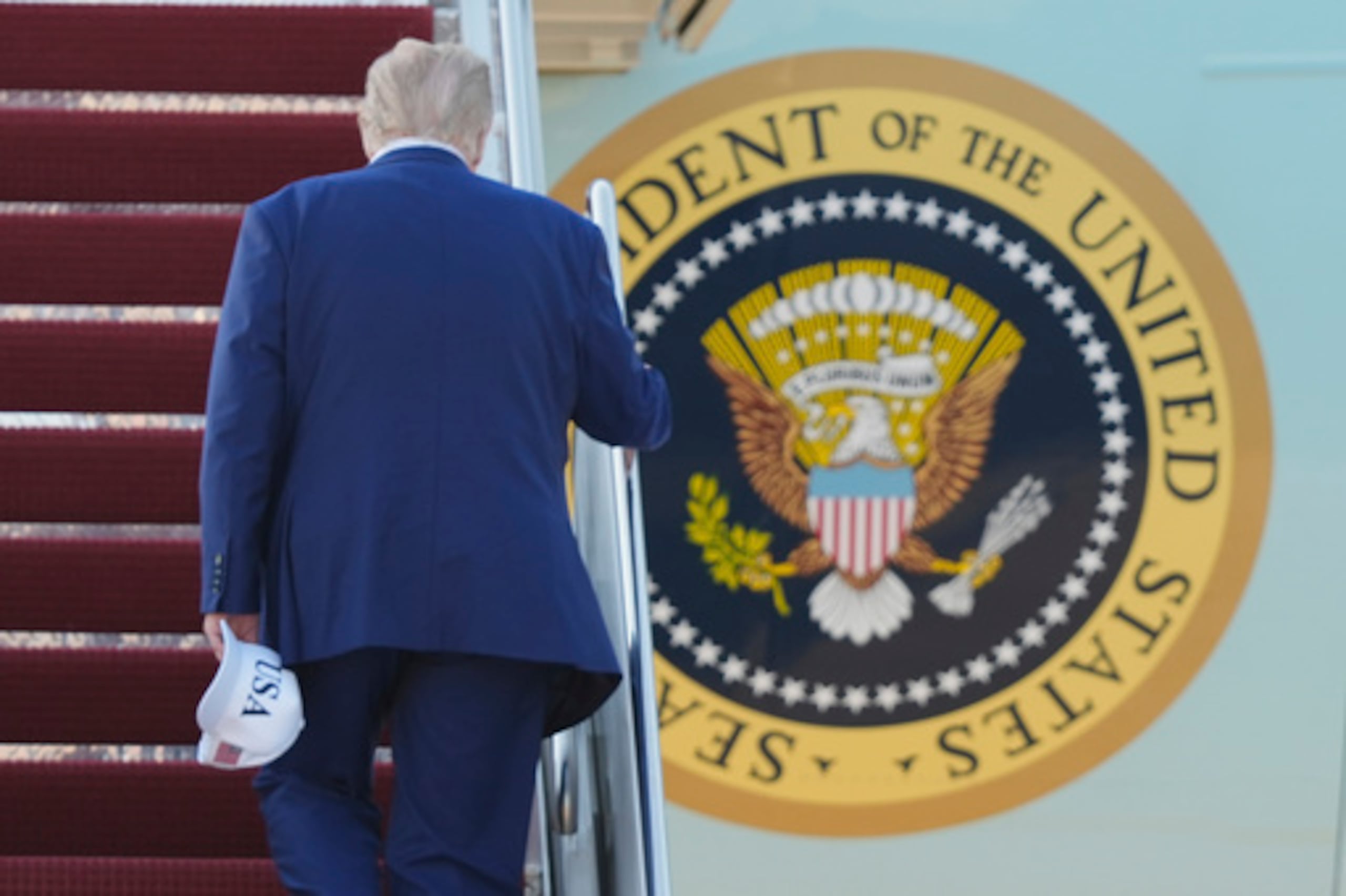 La Casa Blanca informó el lunes sobre el retiro de Tarini Parti, una reportera del Journal, del grupo de prensa para cubrir el viaje del presidente a sus campos de golf en Turnberry y Aberdeen, en Escocia.
