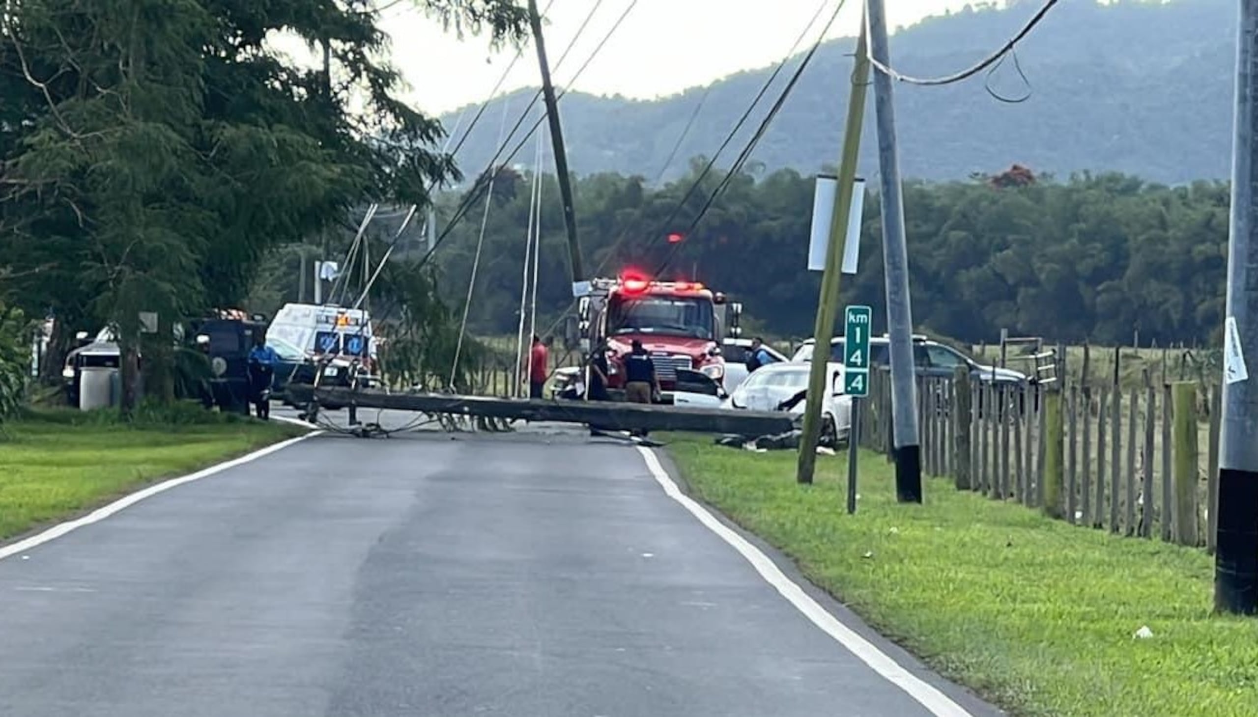 Así quedó la carretera 902, a la entrada del barrio Limones, en Yabucoa, tras la caída del poste.
