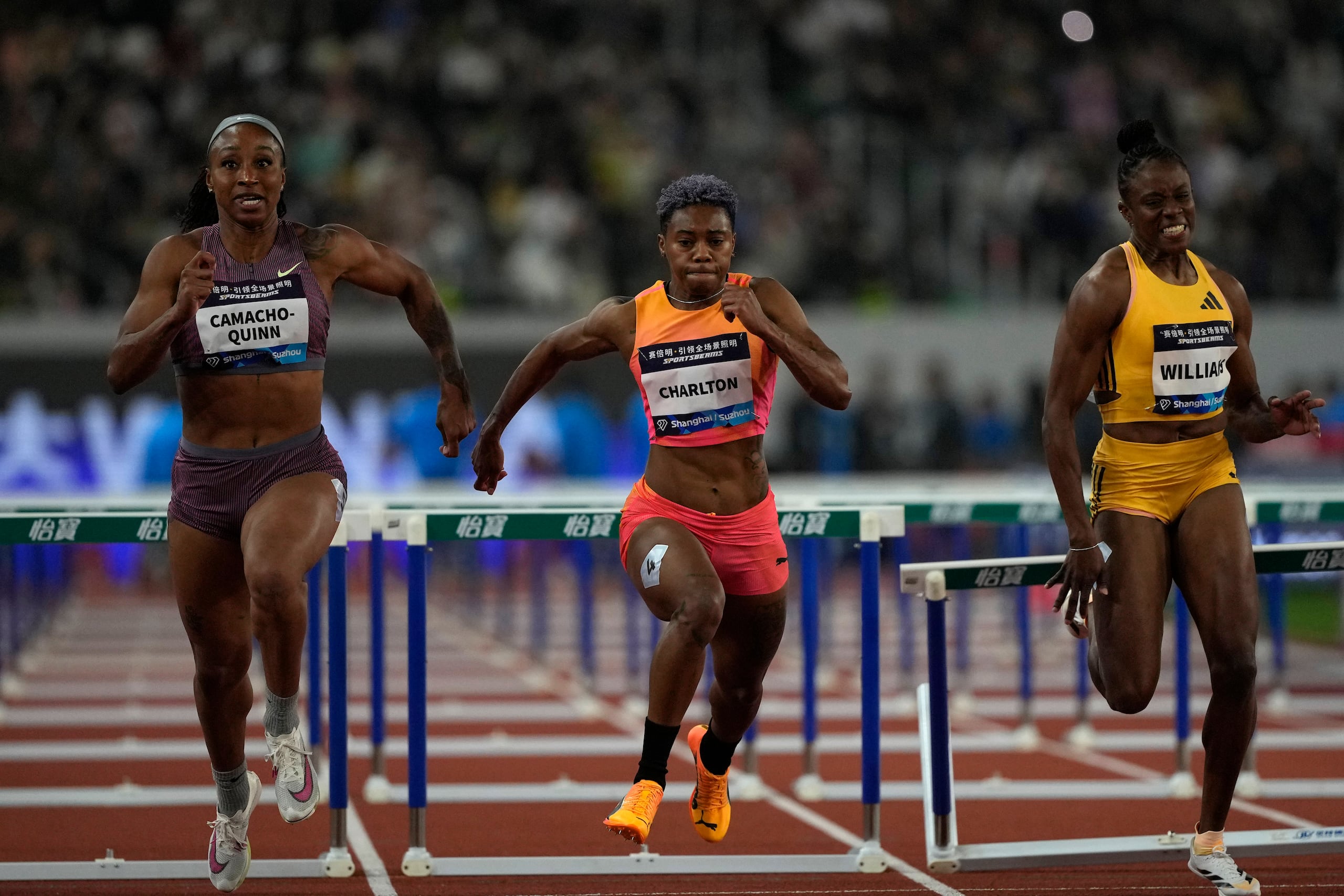 Jasmine Camacho-Quinn (izquierda) continúa entrando en condición para los Juegos Olímpicos.