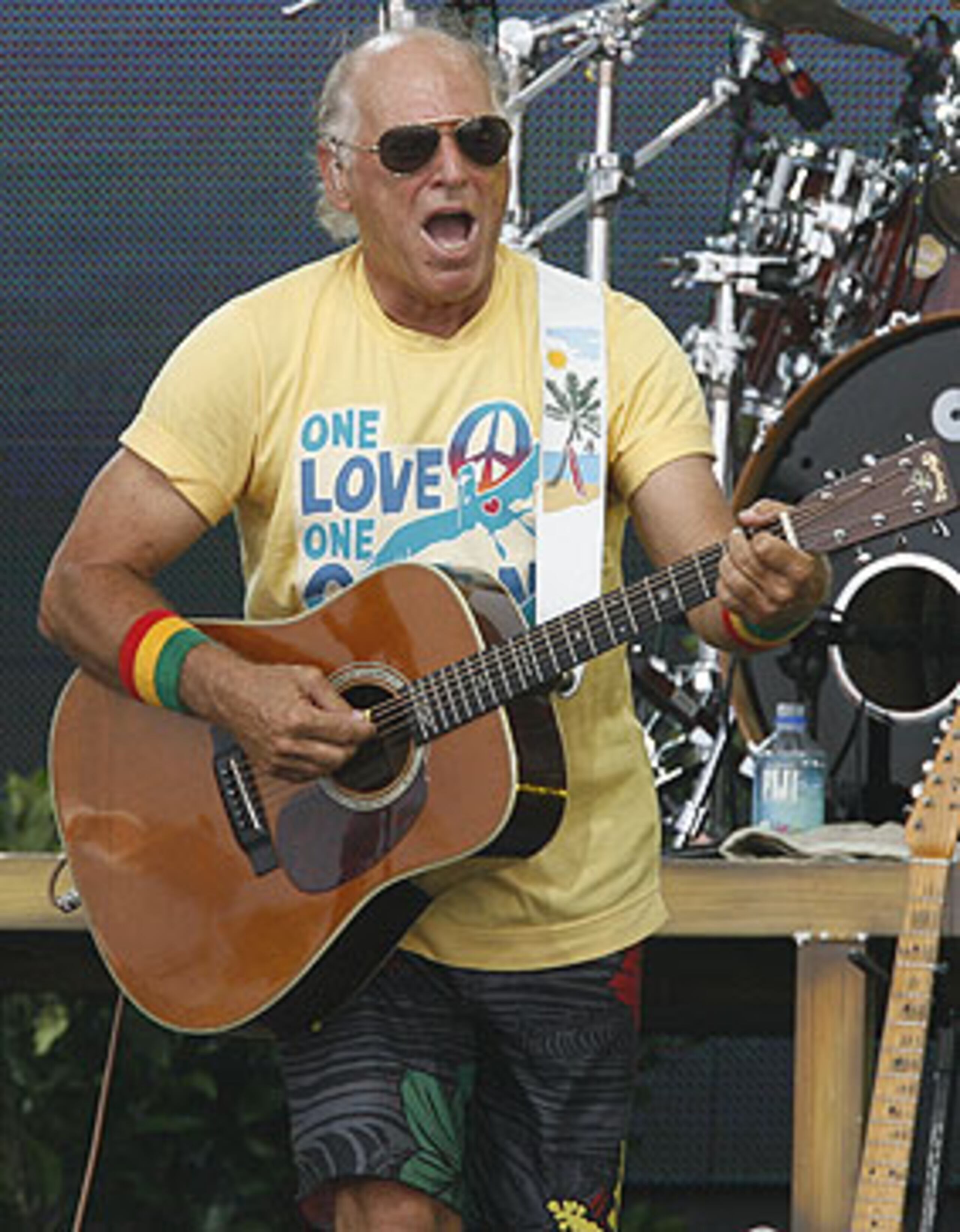 El manager de Buffett entonces subió a la tarima y exhortó a los espectadores a abandonar el auditorio del Hordem Pavillion. (AP)