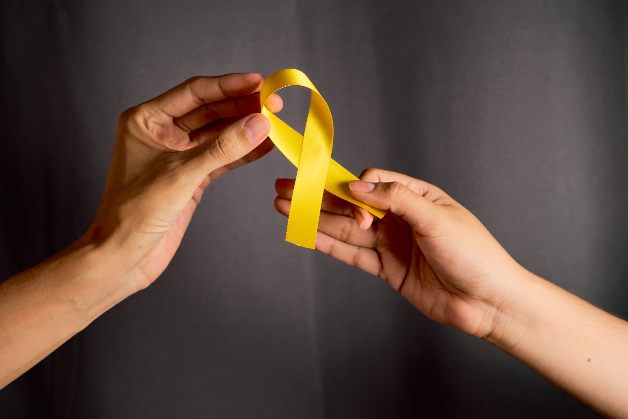 El lazo amarillo es el emblema para concienciar sobre la prevención del suicidio, particularmente con relación a los jóvenes en varios países.
