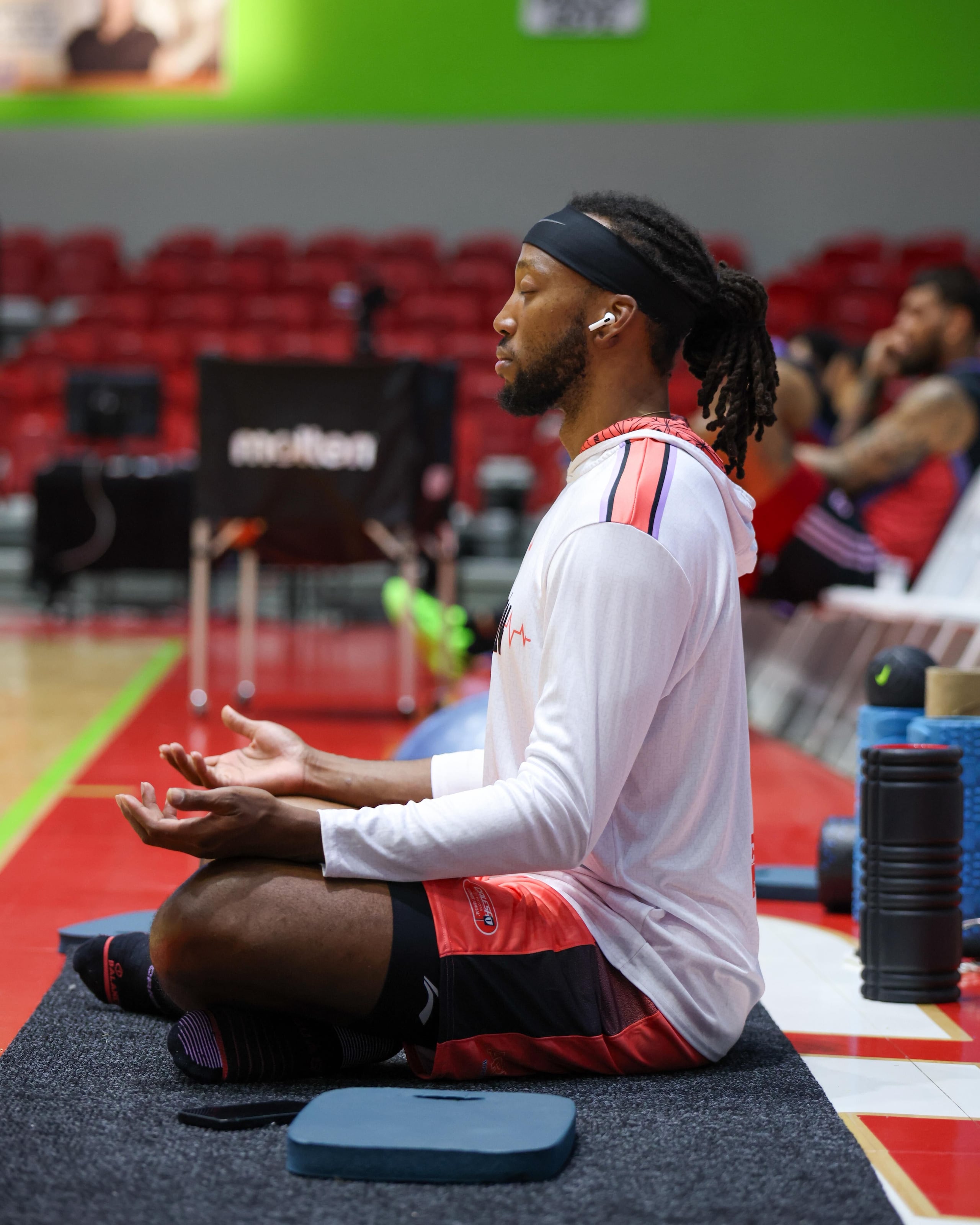Akil Mitchell realiza una rutina de yoga antes de un juego de los Criollos de Caguas.