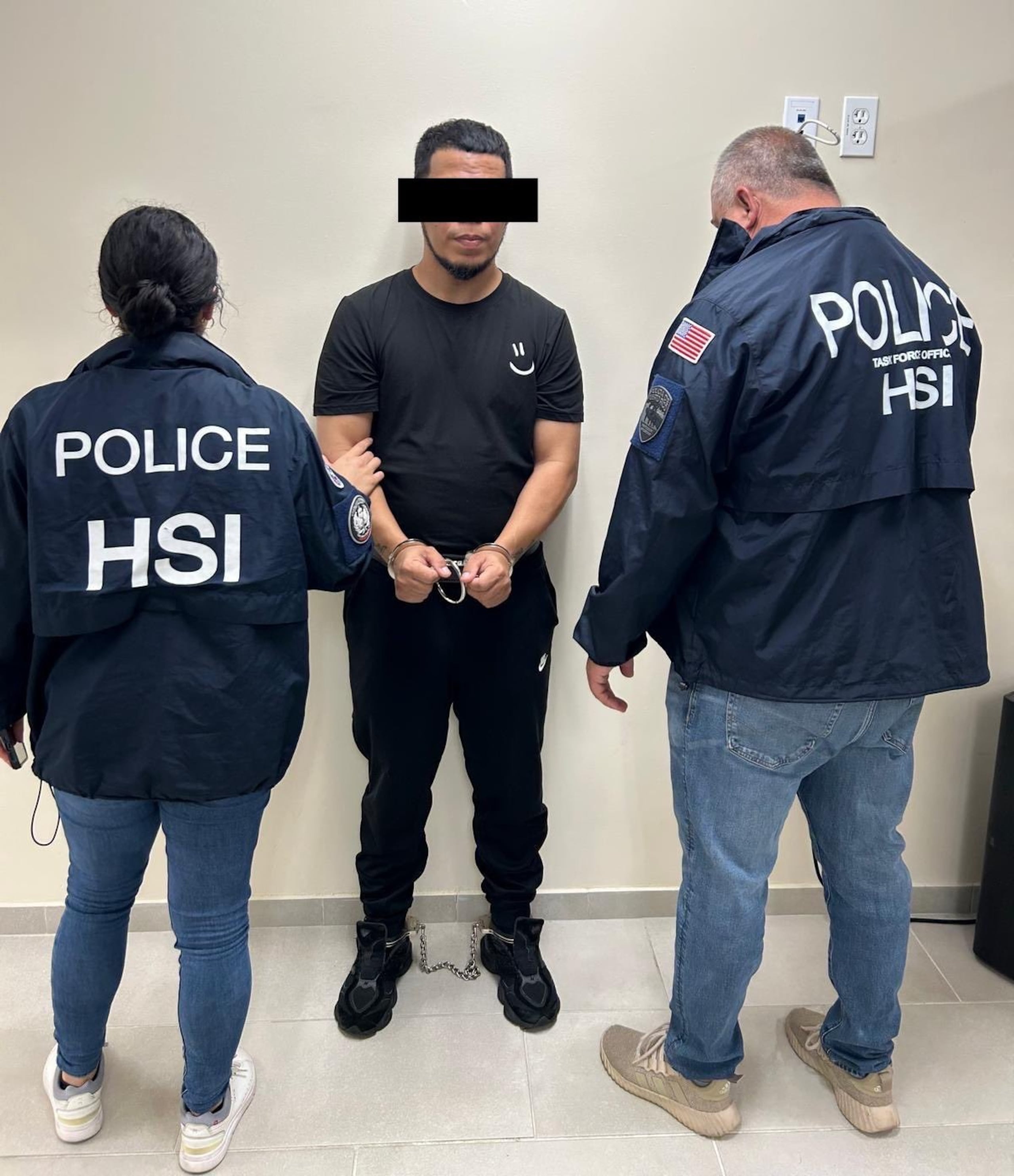 Carlos Pereira Cruz, conocido como “Carlitos”, se entregó a la Policía en el precinto de Hato Rey y fue arrestado posteriormente por agentes de HSI, según informó la agencia.