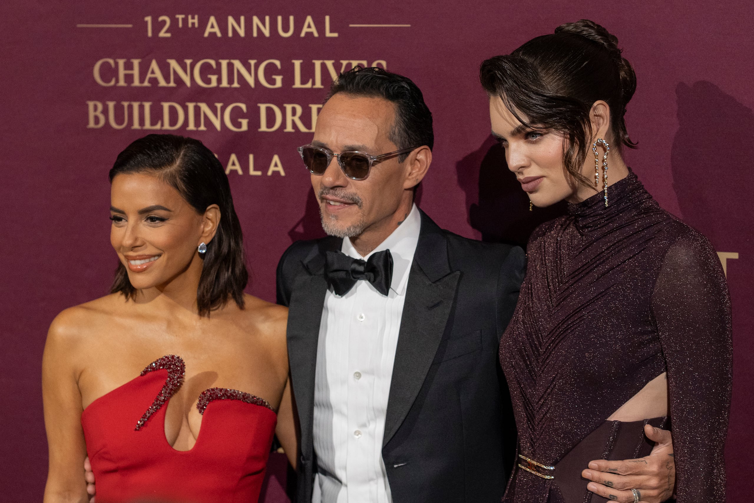 La actriz estadounidense Eva Longoria junto a Marc Anthony y su esposa, Nadia Ferreira.