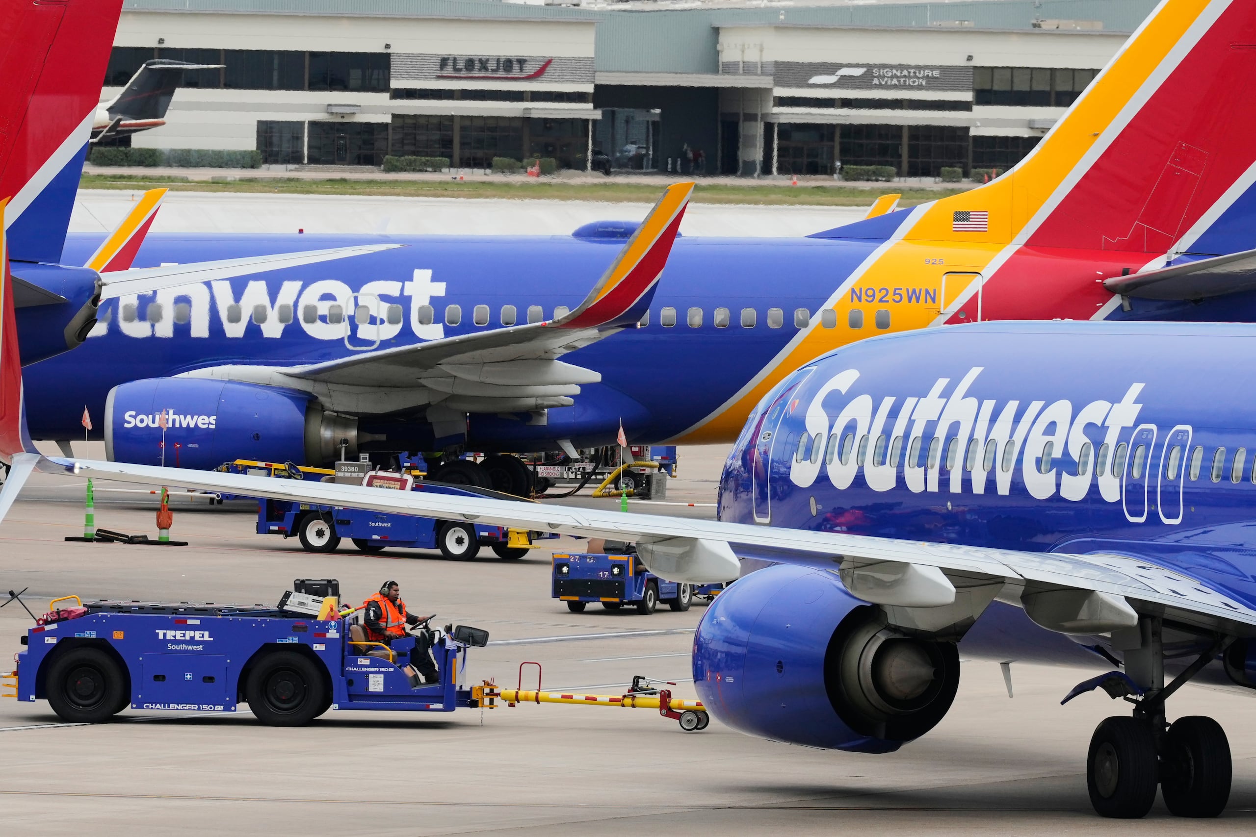 Trabajadores aéreos retiran un avión de Southwest Airlines de una puerta en el Aeropuerto Love Field en Dallas, el lunes 16 de marzo de 2026. (AP Foto/Tony Gutierrez)