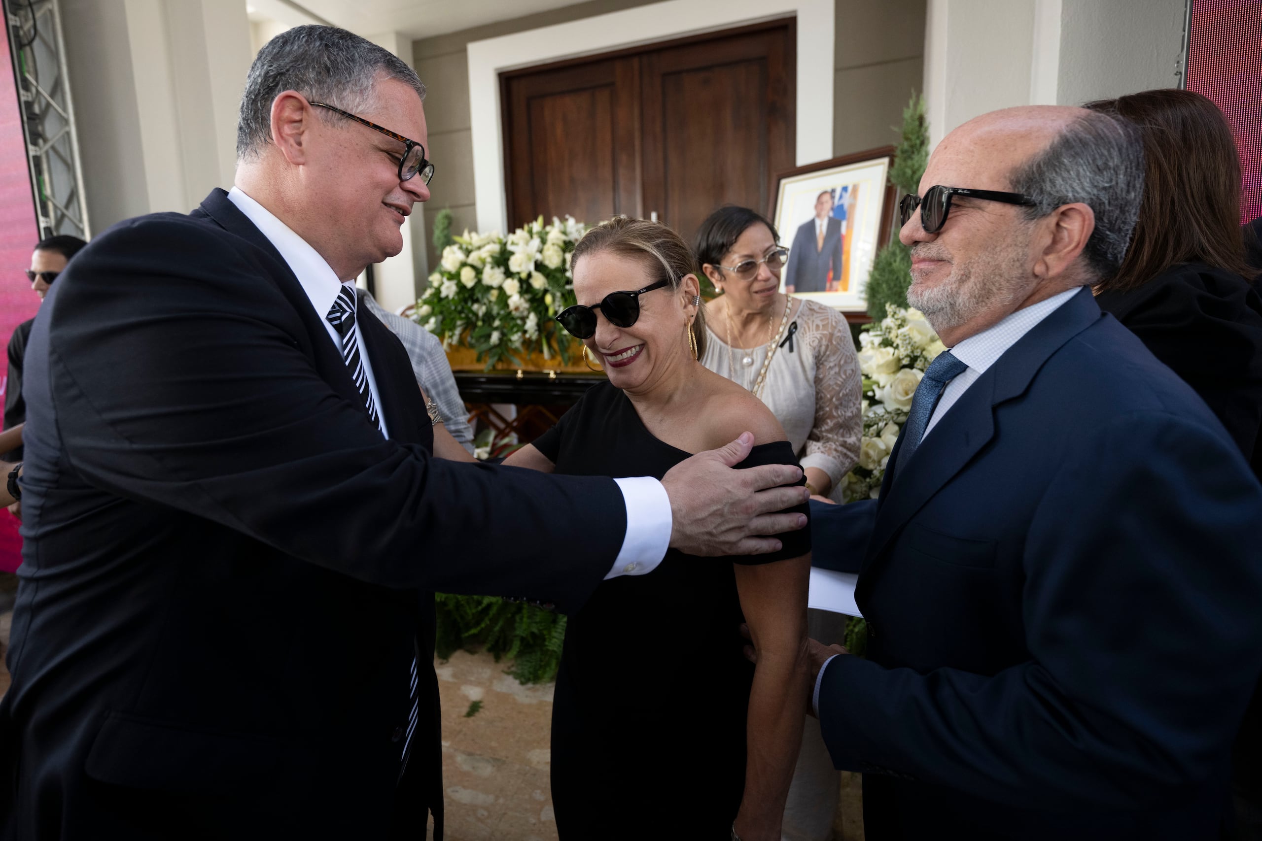 Aníbal José Torres recibe las condolencias del exgobernadora Aníbal Acevedo Vilá.
