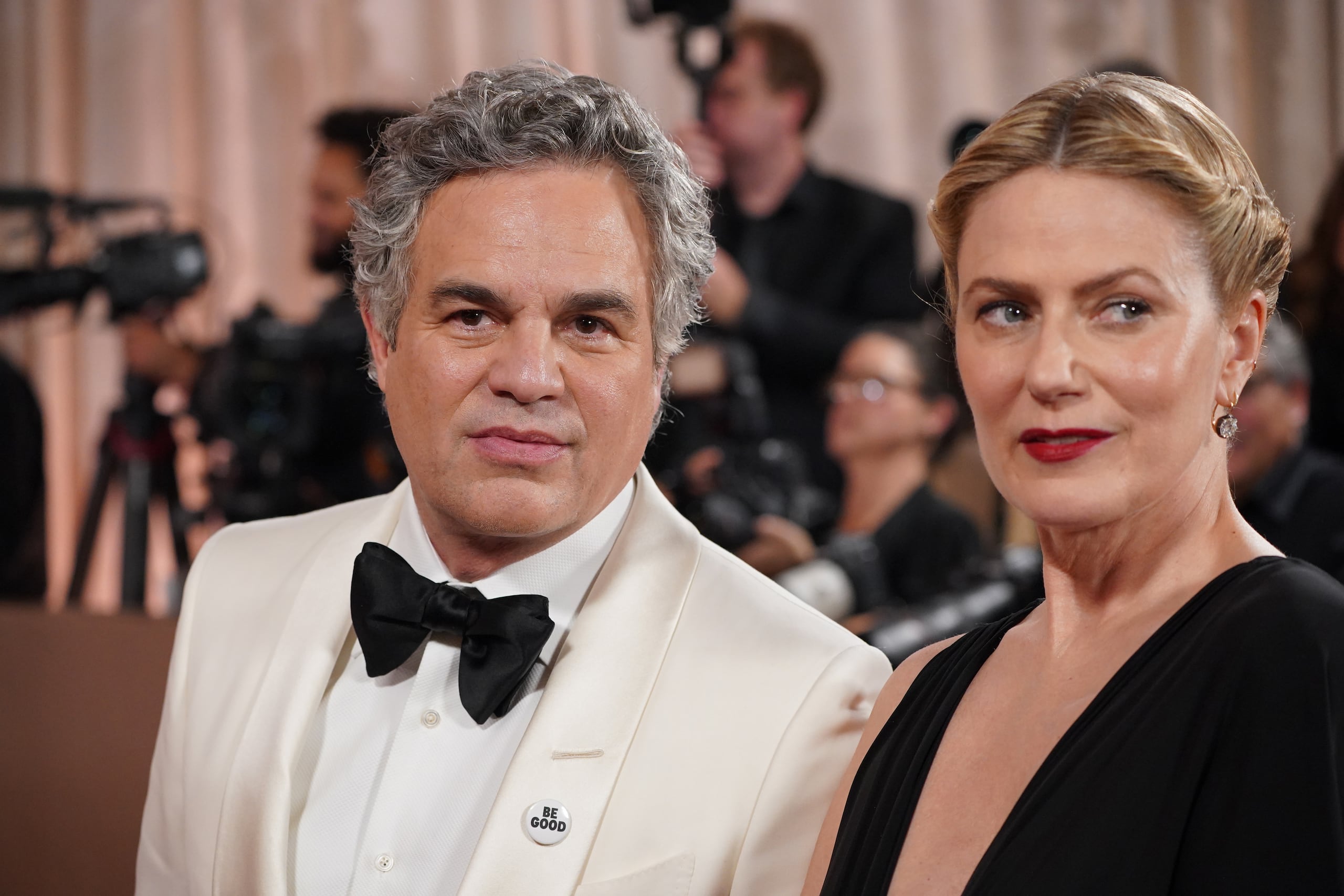 Mark Ruffalo y Sunrise Coigney en la alfombra roja de los Golden Globes.