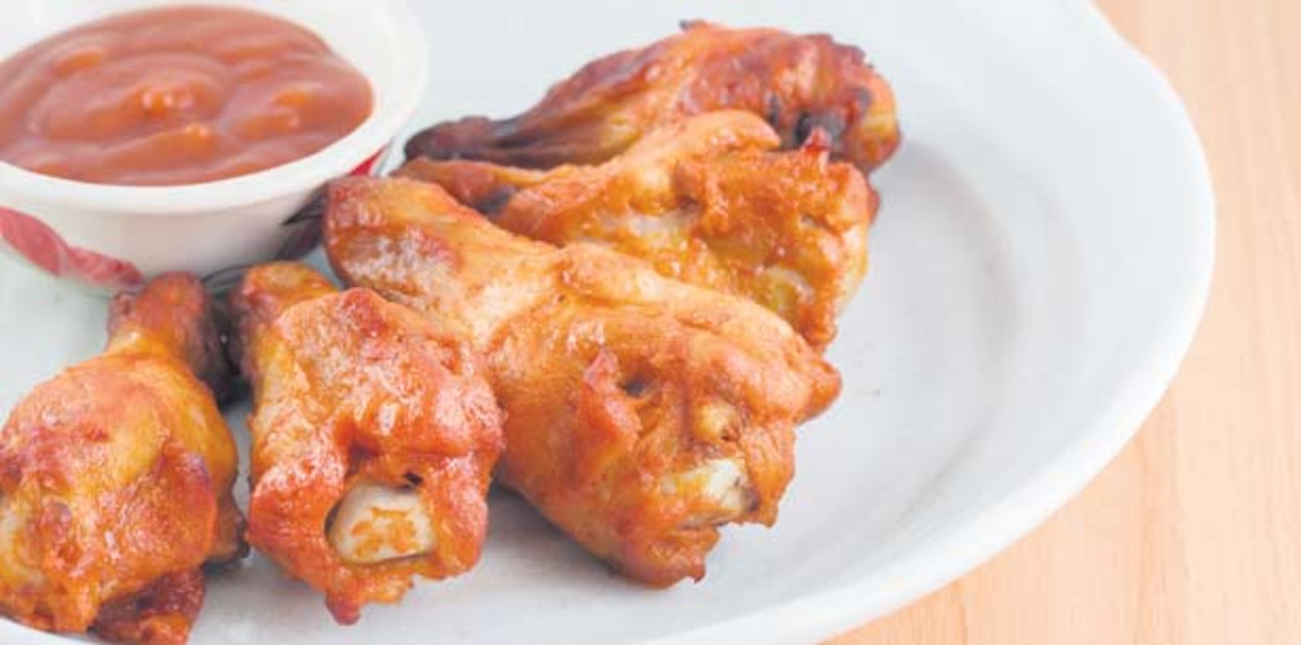 El Tribunal Supremo de Ohio resolvió que el término "alitas deshuesadas", se refiere a un término de cocción y no a que no contienen hueso, al igual que los llamados "chicken fingers", se refiere a la manera en que es preparado el pollo.