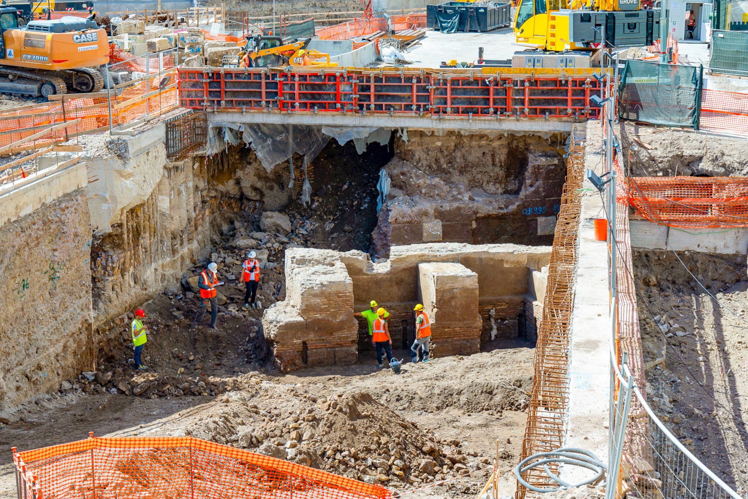 En las excavaciones también fue descubierta una tubería de plomo por donde fluía el agua, estampada con el nombre del propietario del suministro de agua y probablemente del jardín.
