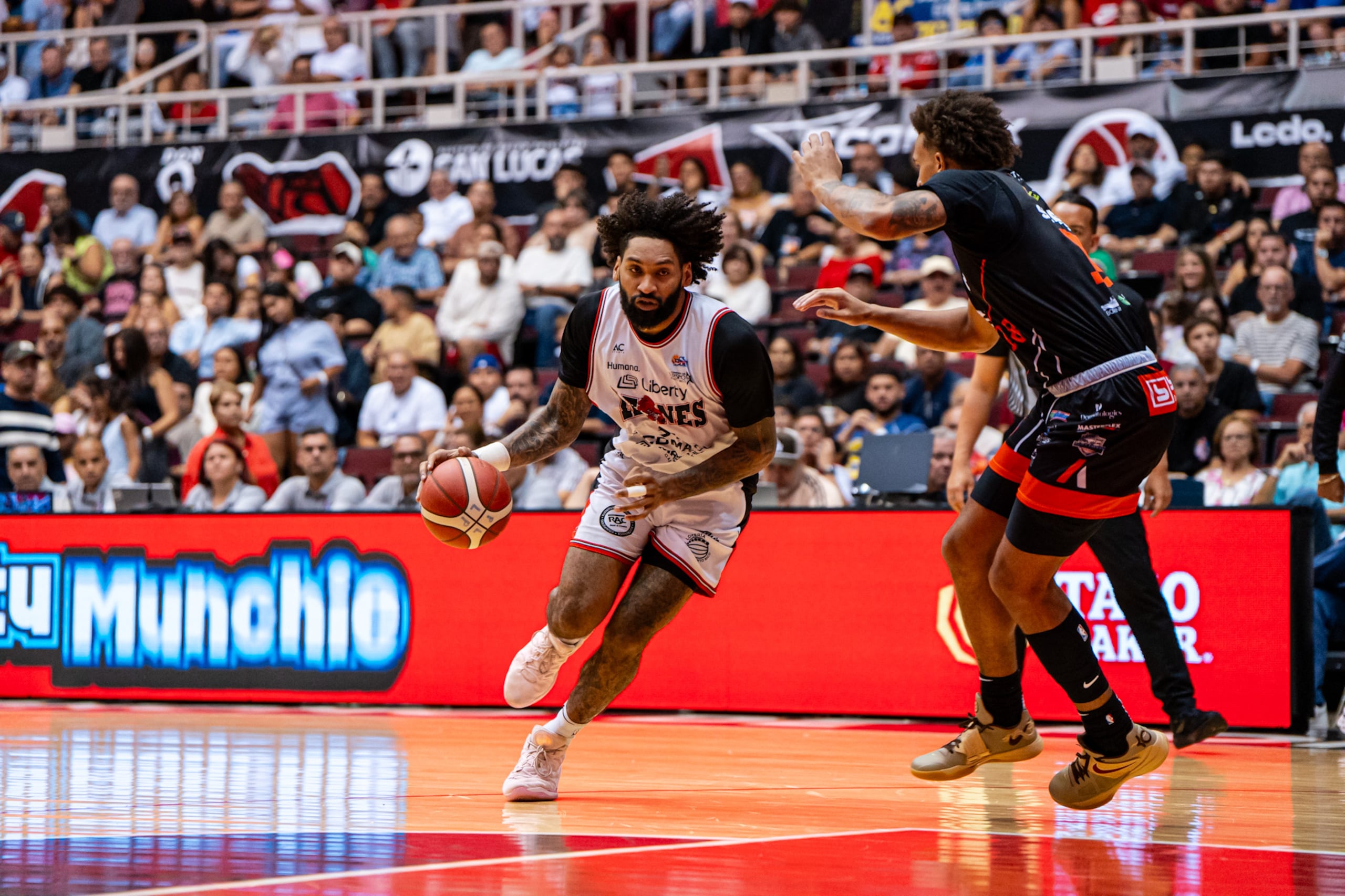Jordan Murphy encabezó la ofensiva de los Leones con 24 puntos.