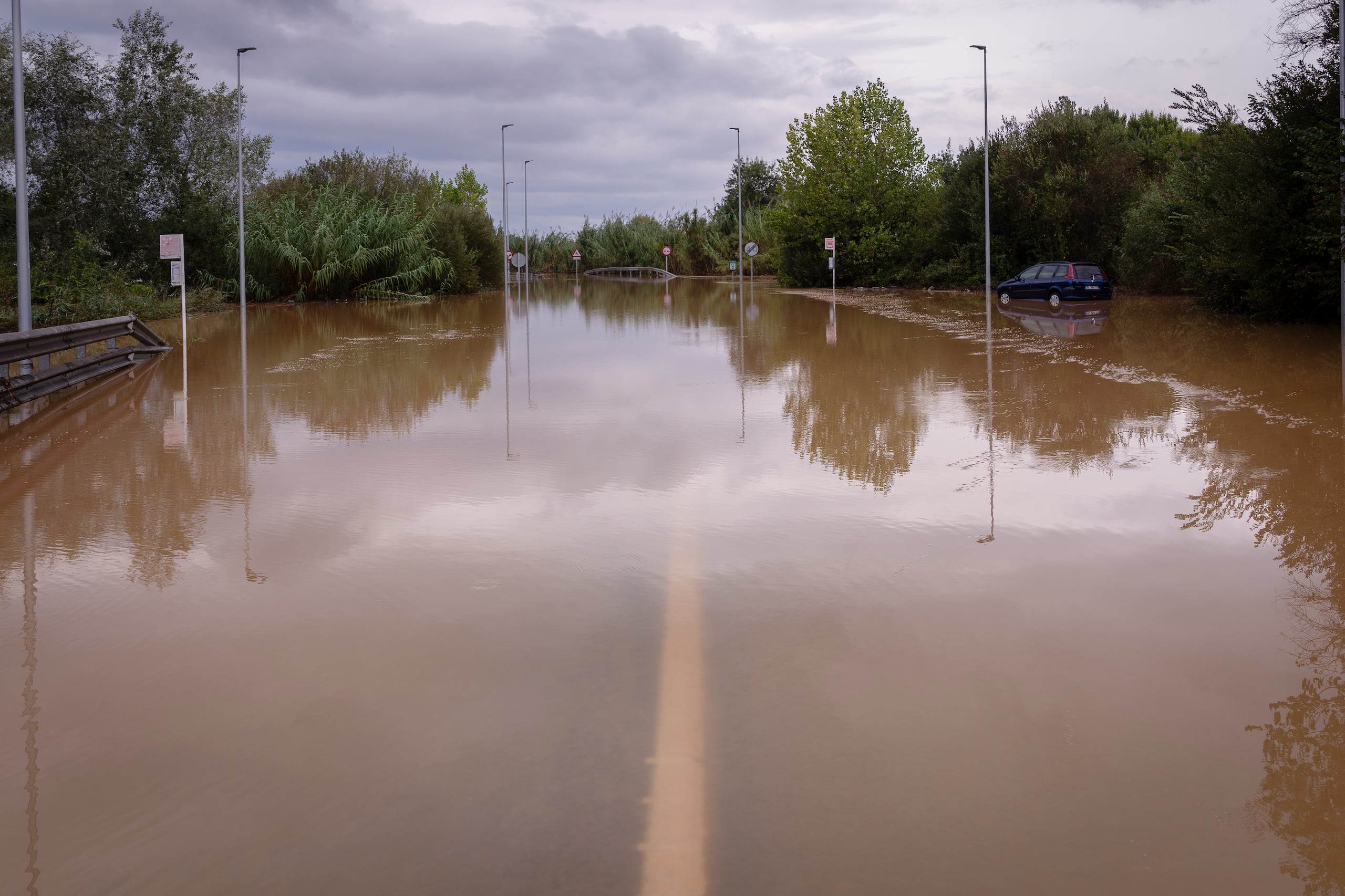 Vista de las carreteras cortadas por las lluvias cerca de Tordera, Barcelona, donde ha fallecido un hombre debido a las lluvias torrenciales. EFE/ David Borrat