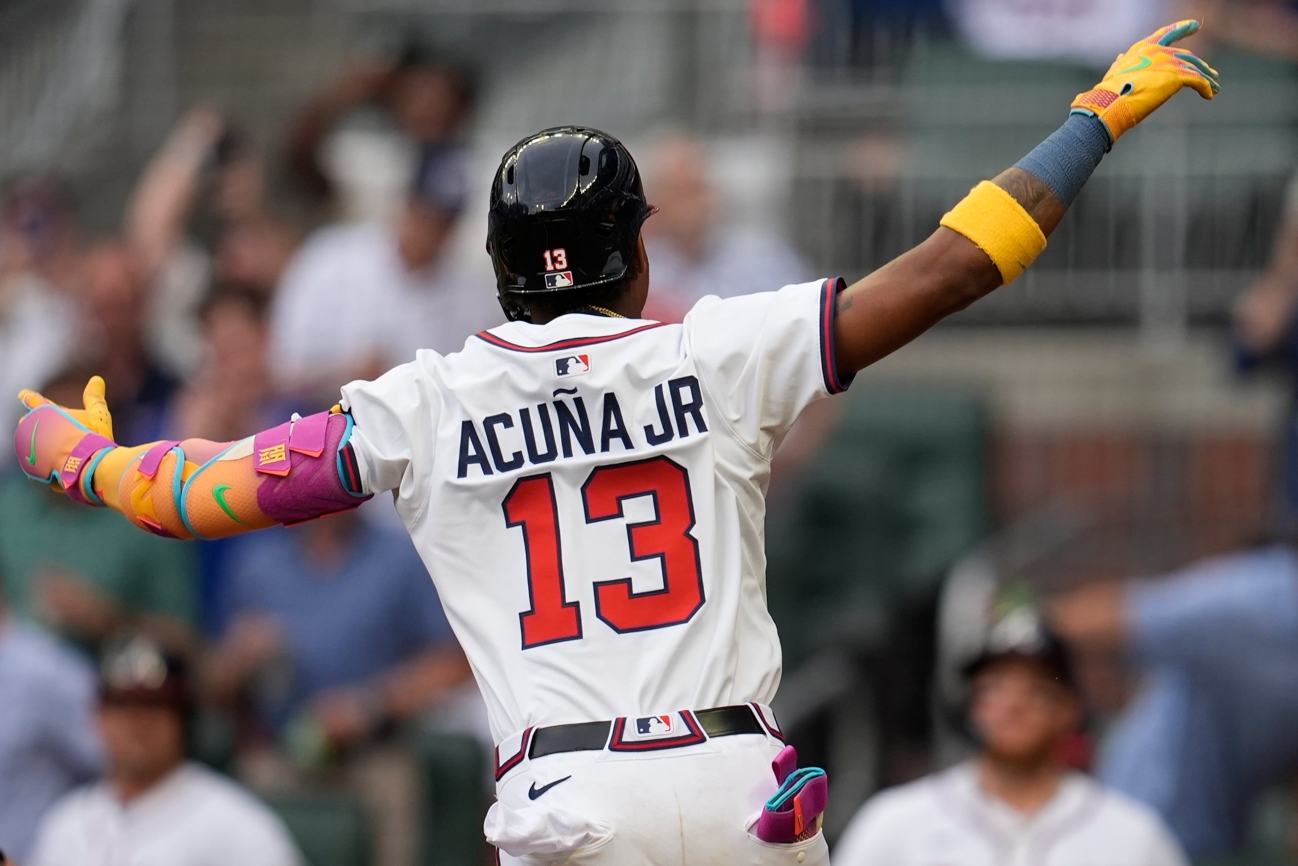 El venezolano Ronald Acuña Jr., de los Braves, festeja su jonrón solitario ante los Mets de Nueva York.
