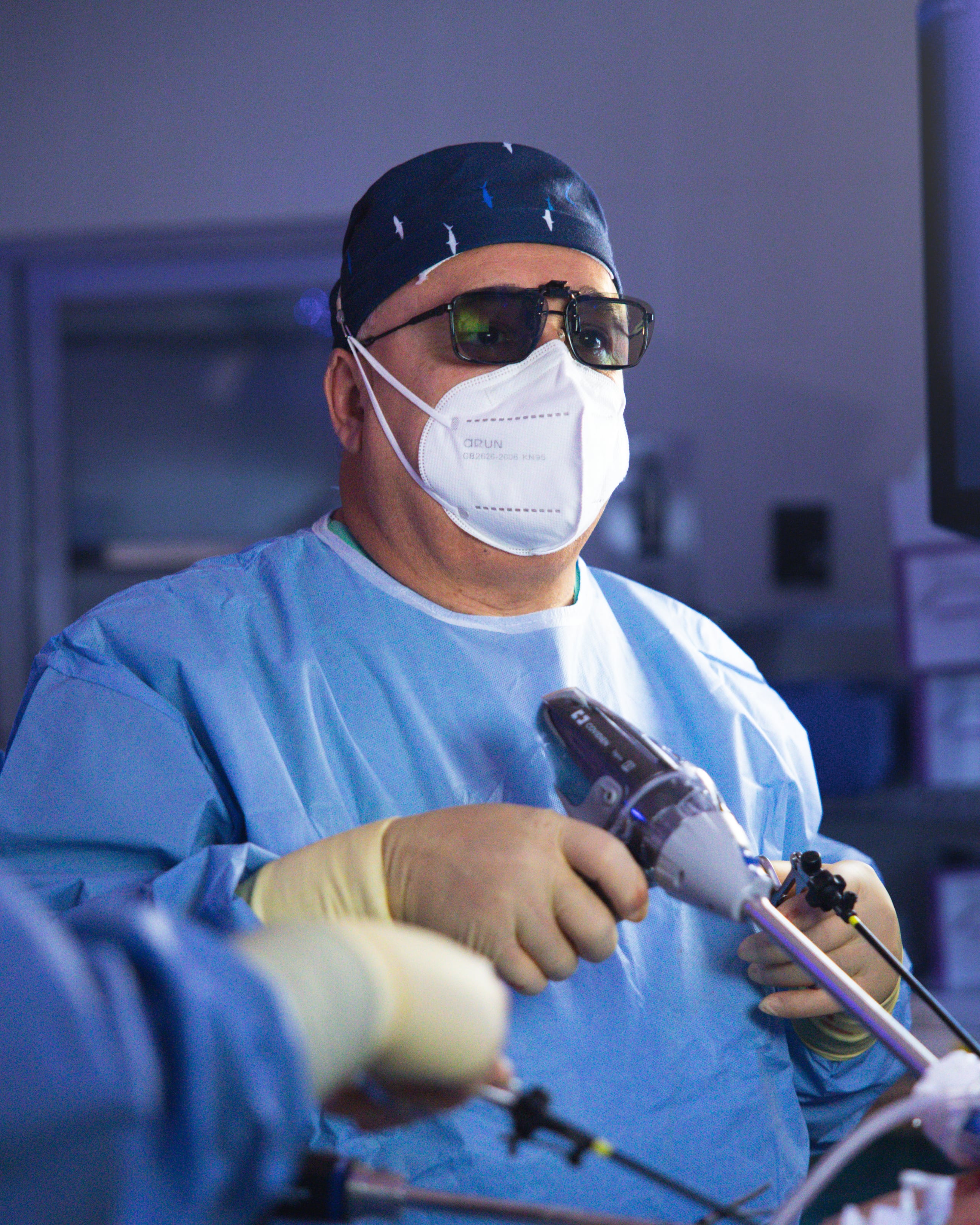 El doctor Guillermo Bolaños, director de la Clínica de Medicina y Cirugía Bariátrica del Centro Médico Episcopal San Lucas, mientras realiza un baipás gástrico.