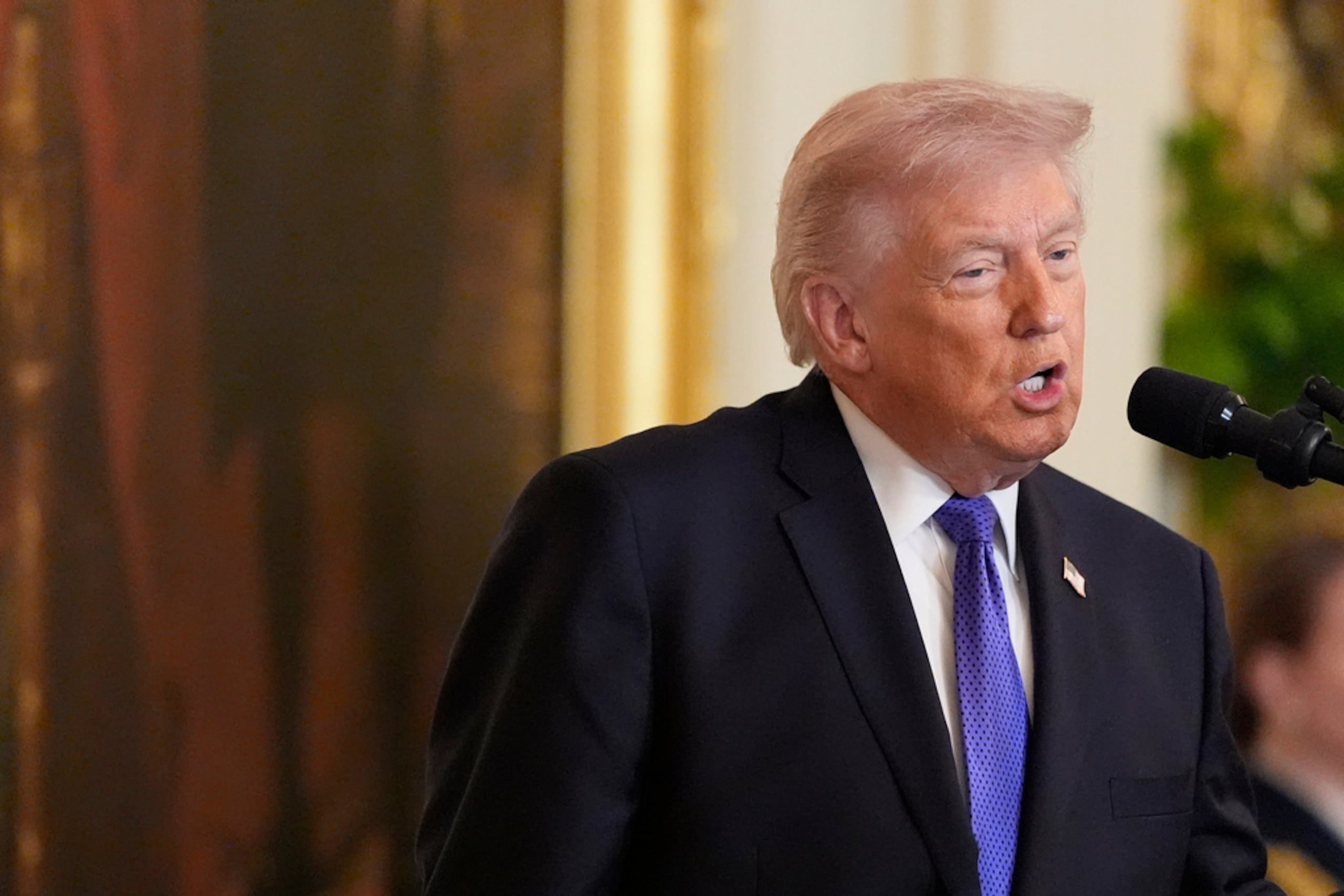 El presidente Donald Trump hablando antes de participar en una ceremonia de la Medalla de Honor en la Sala Este de la Casa Blanca, el lunes 2 de marzo de 2026, en Washington.