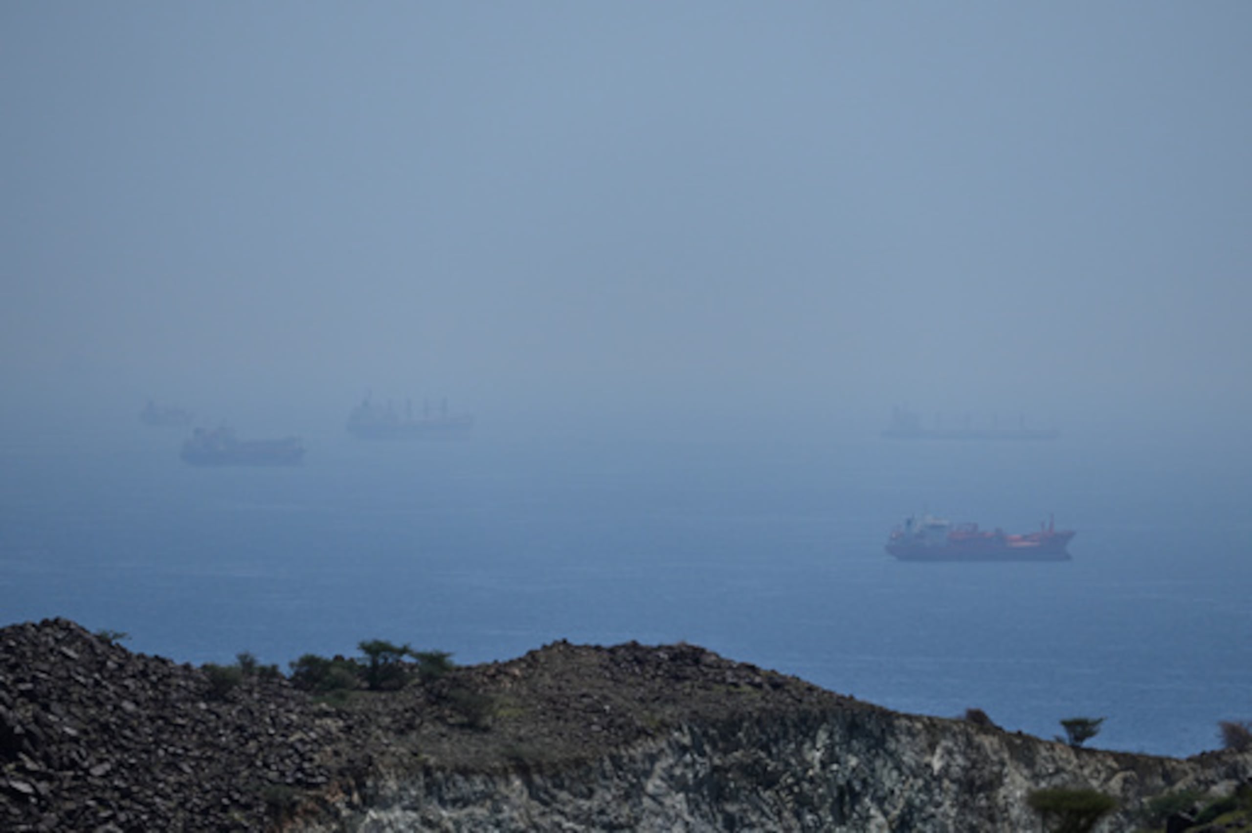 Petroleros y graneleros anclados en el Estrecho de Ormuz, el sábado 18 de abril de 2026. (Foto AP)