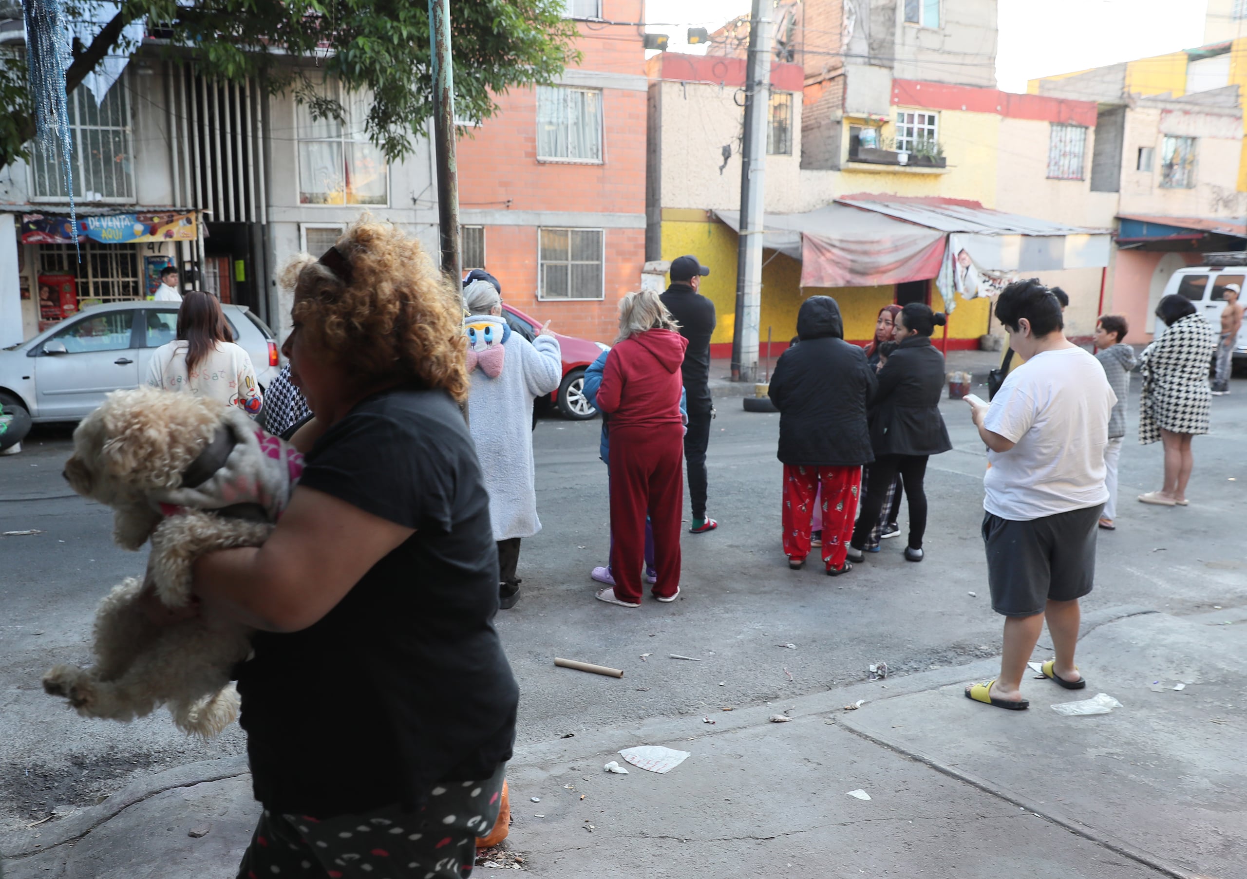Personas salieron a la calle tras el sismo este viernes, en Ciudad de México.