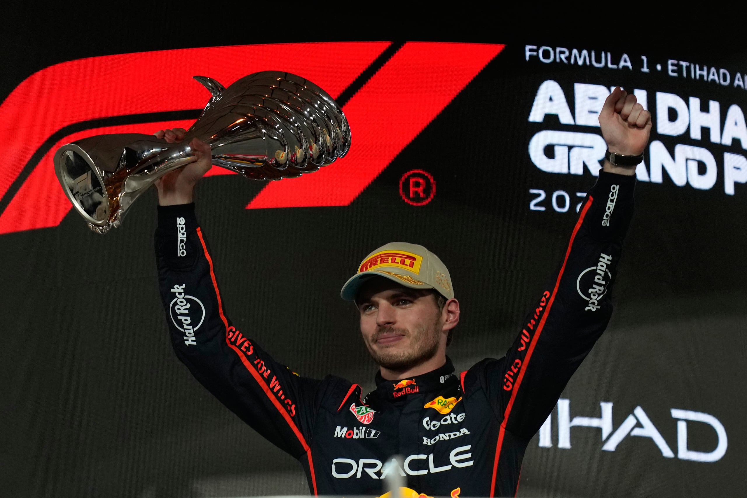El neerlandés Max Verstappen de Red Bull festeja tras ganar el Gran Premio de Abu Dabi para terminar la temporada de la Fórmula Uno el domingo 7 de diciembre del 2025. (AP Foto/Darko Bandic)