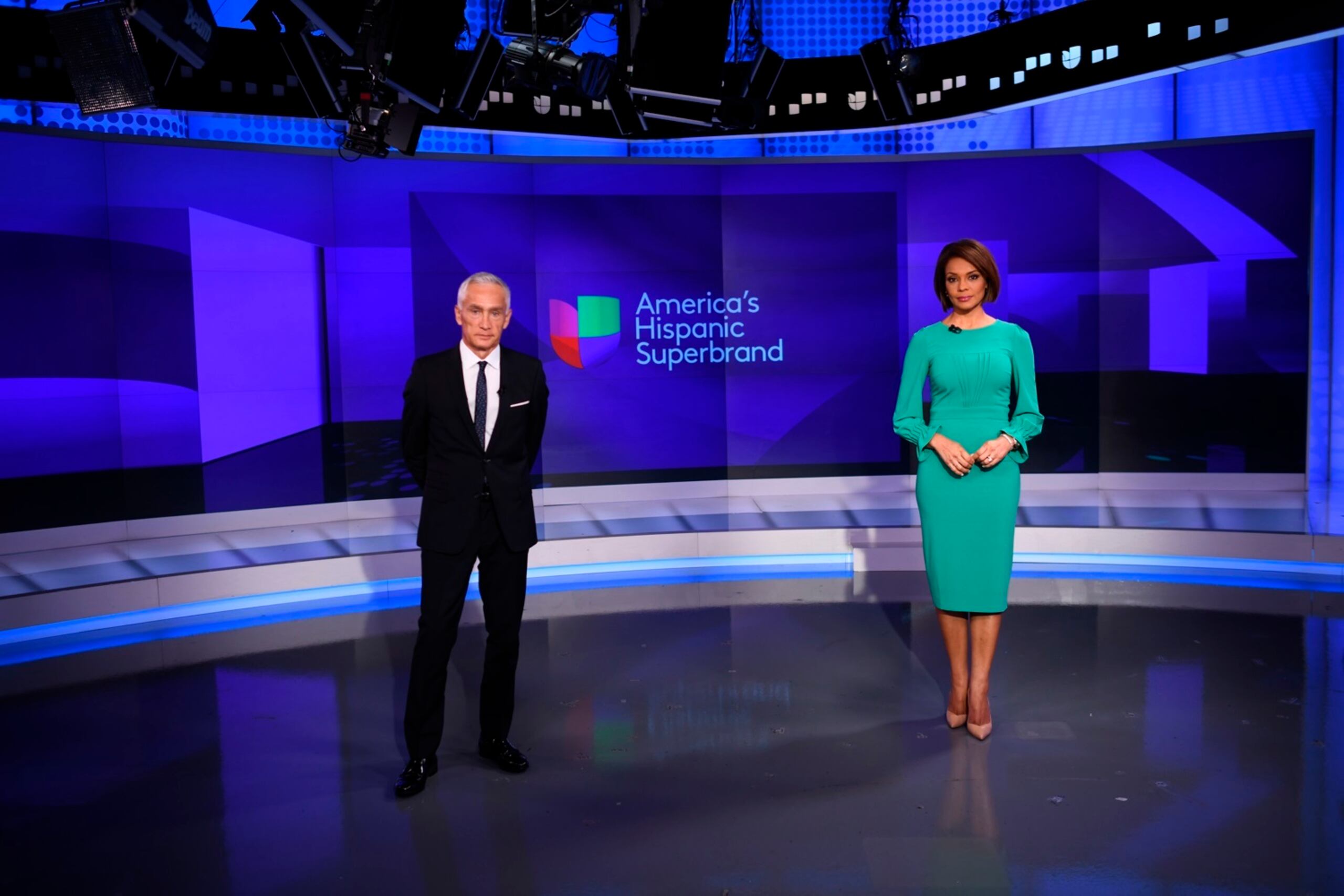 En la foto, los periodistas Jorge Ramos e Ilia Calderón.