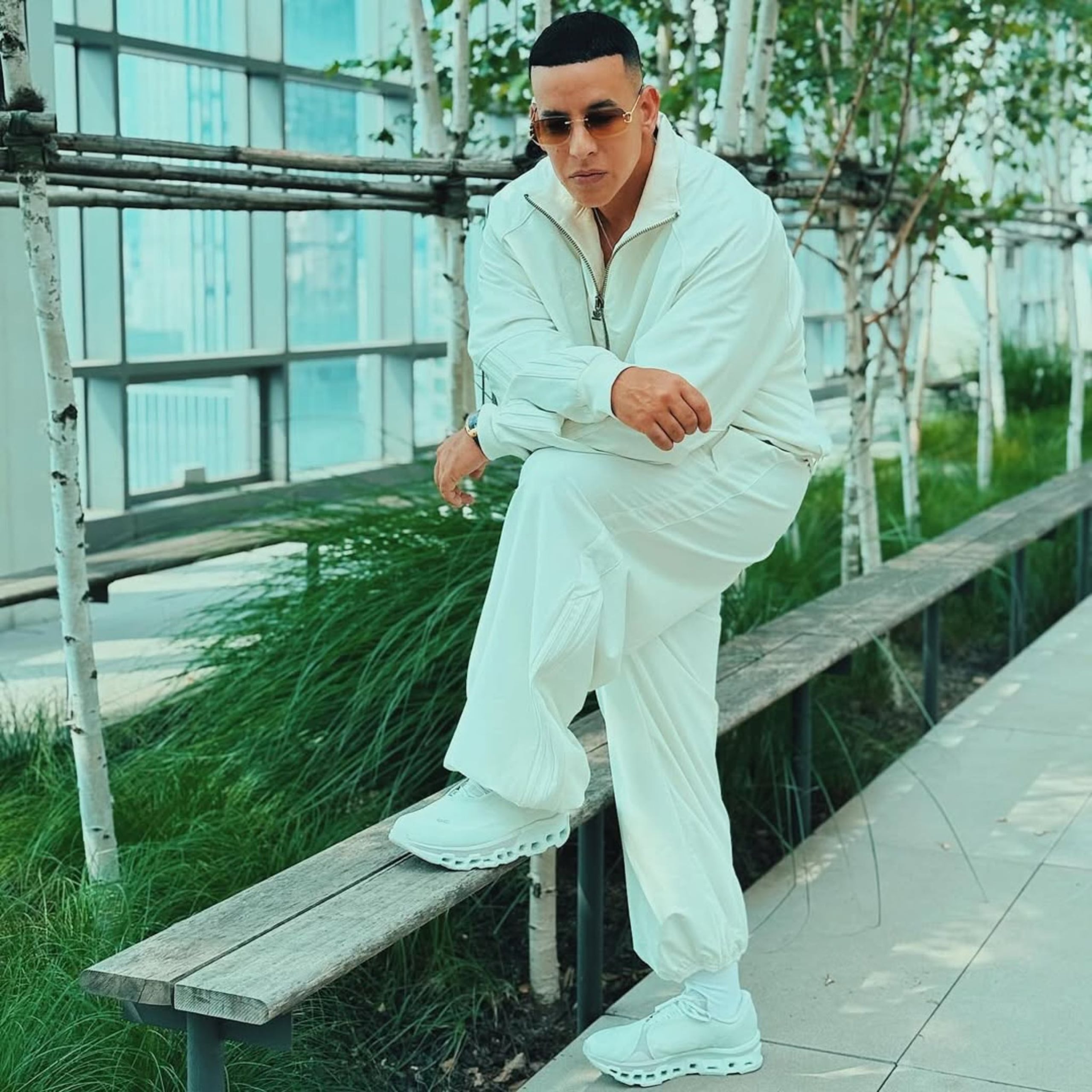 El sencillo viene acompañado de un video musical en el que aparece el actor Anthony Ramos, ganador de un Grammy por su trabajo en ‘Hamilton’.