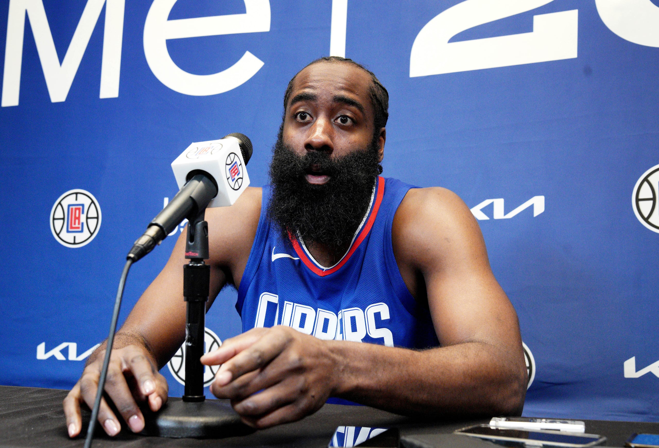 James Harden responde a preguntas de los reporteros durante la conferencia de prensa de su presentación con los Clippers de Los Ángeles en las instalaciones del equipo el jueves 2 de noviembre del 2023. (AP Foto/Richard Vogel)