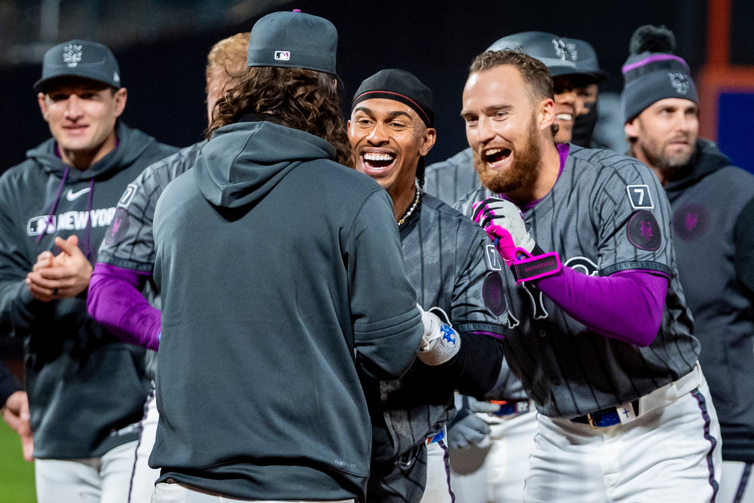 Francisco Lindor (centro) celebra con sus compañeros la victoria de los Mets de Nueva York.