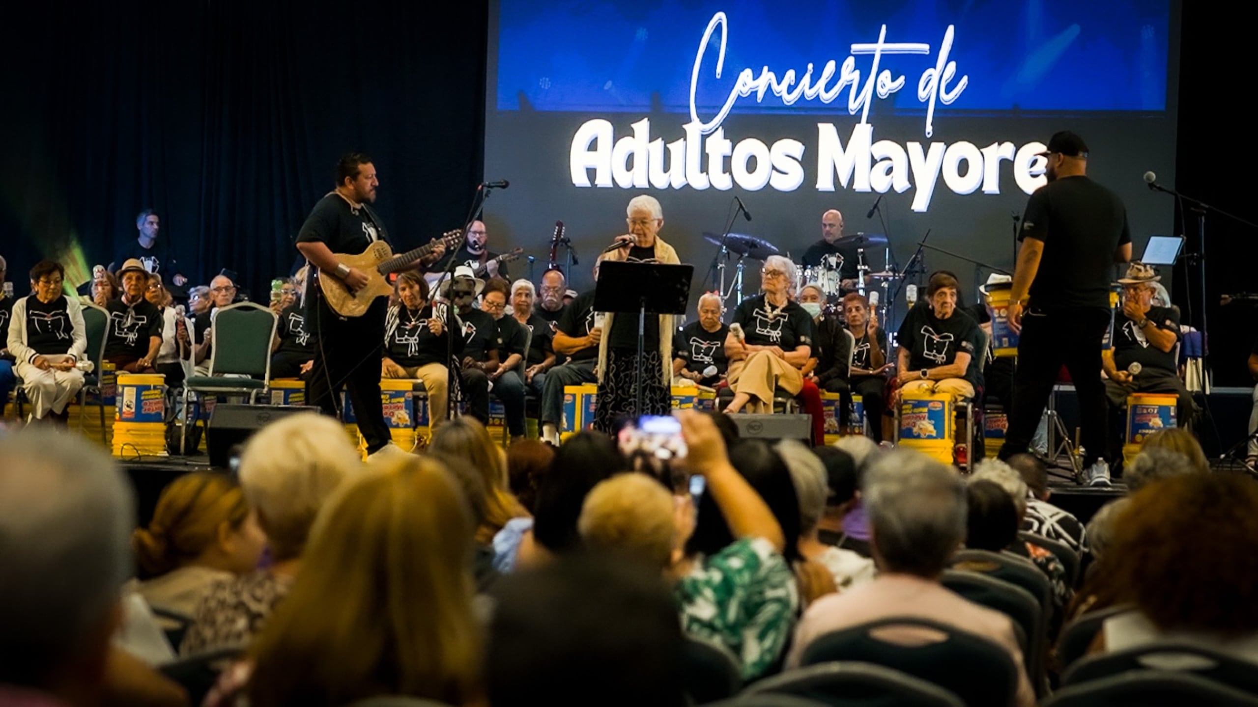 Los adultos participaron durante varias semanas en talleres ofrecidos por Galdy Santiago y Alexánder López.