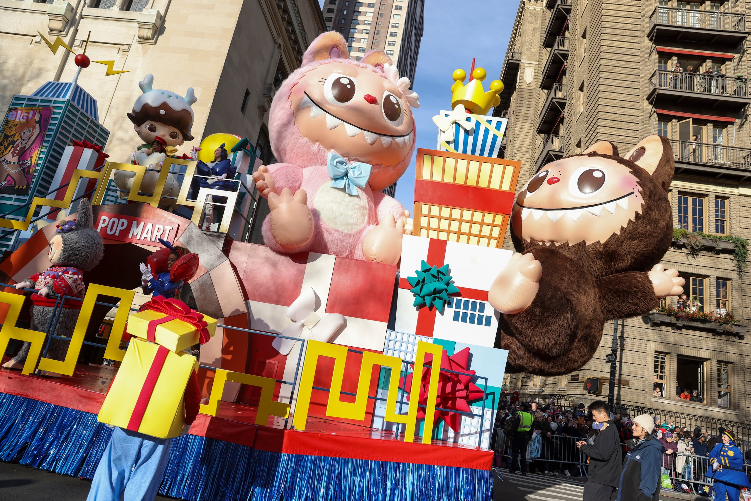La carroza que transportaba a dos de estas gigantescas figuras, bautizadas como Labubu y Mokoko -el primero de color marrón y el segundo con pelaje rosa y nariz en forma de corazón.
