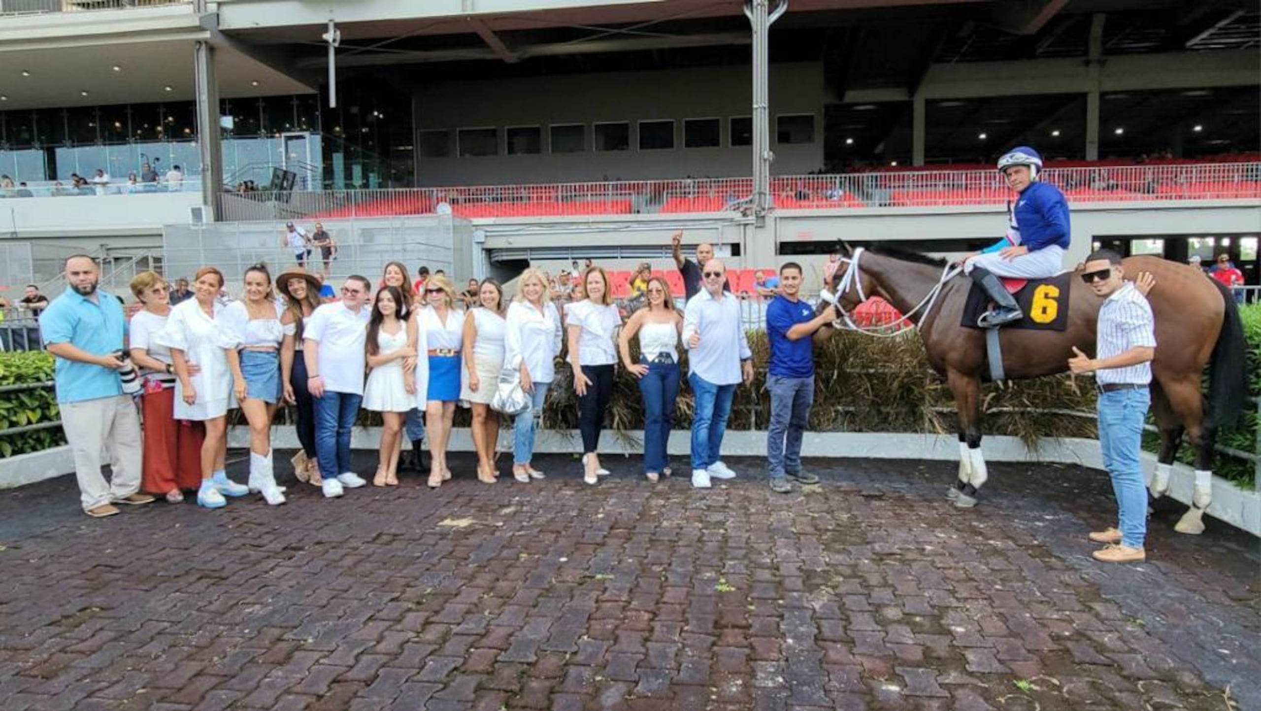 Pura Brisa se retrata con su jinete Juan Carlos Díaz, su entrenador Edwin Díaz, hijo y su establo de damas, el Gaia Stable.